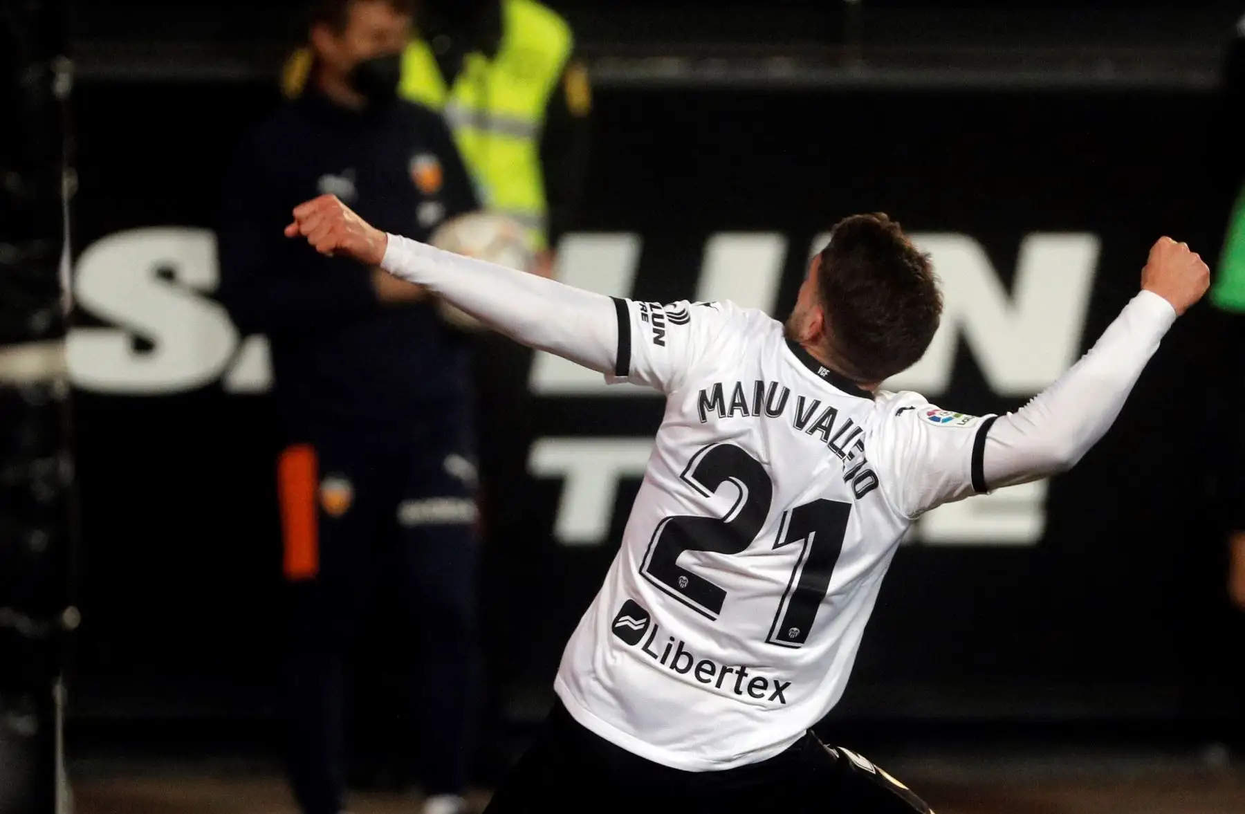 El jugador del Valencia, Manu Vallejo, celebra el primer gol marcado al Celta durante el partido de La Liga Santander de la jornada 24 que disputan en el estadio de Mestalla. 
Foto: EFE