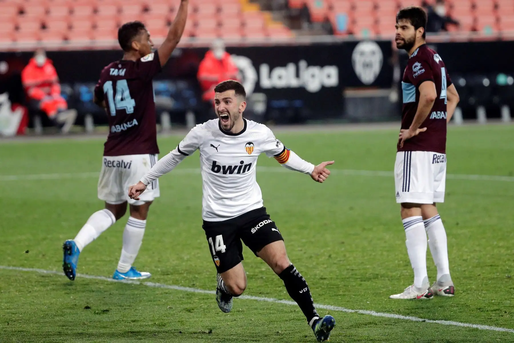 El capitán del Valencia, Jose Luis Gayá, celebra el primer gol marcado al Celta durante el partido de La Liga Santander de la jornada 24 que disputan en el estadio de Mestalla. 
Foto EFE