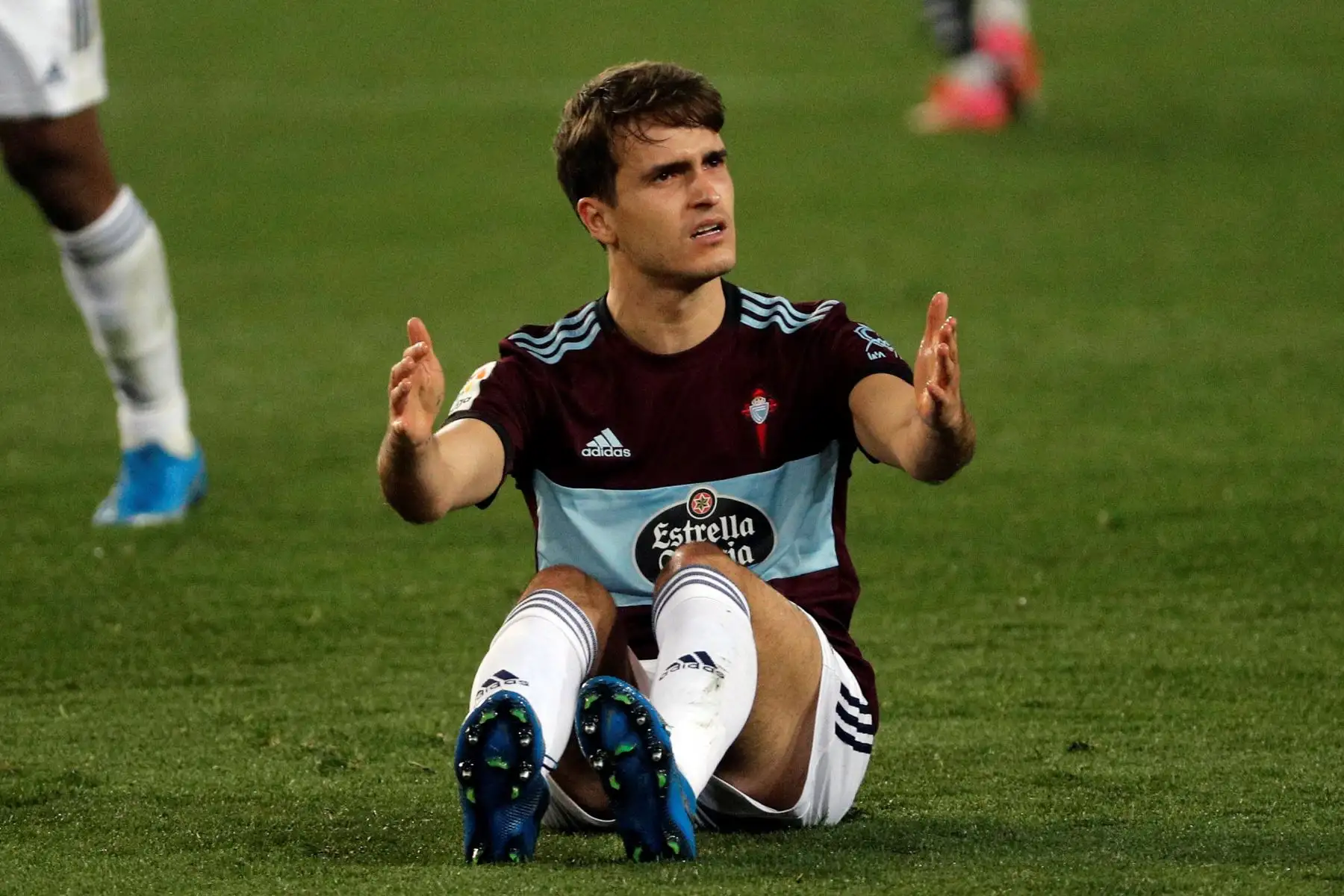 El centrocampista del Celta, Denis Suárez, reacciona durante el partido de La Liga Santander de la jornada 24 que disputan contra el Valencia en el estadio de Mestalla. 
Foto: EFE