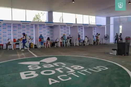 Se inició la inmunización al personal médico en ambientes seguros en el polideportivo Limatambo. Foto: municipalidad de San Borja.