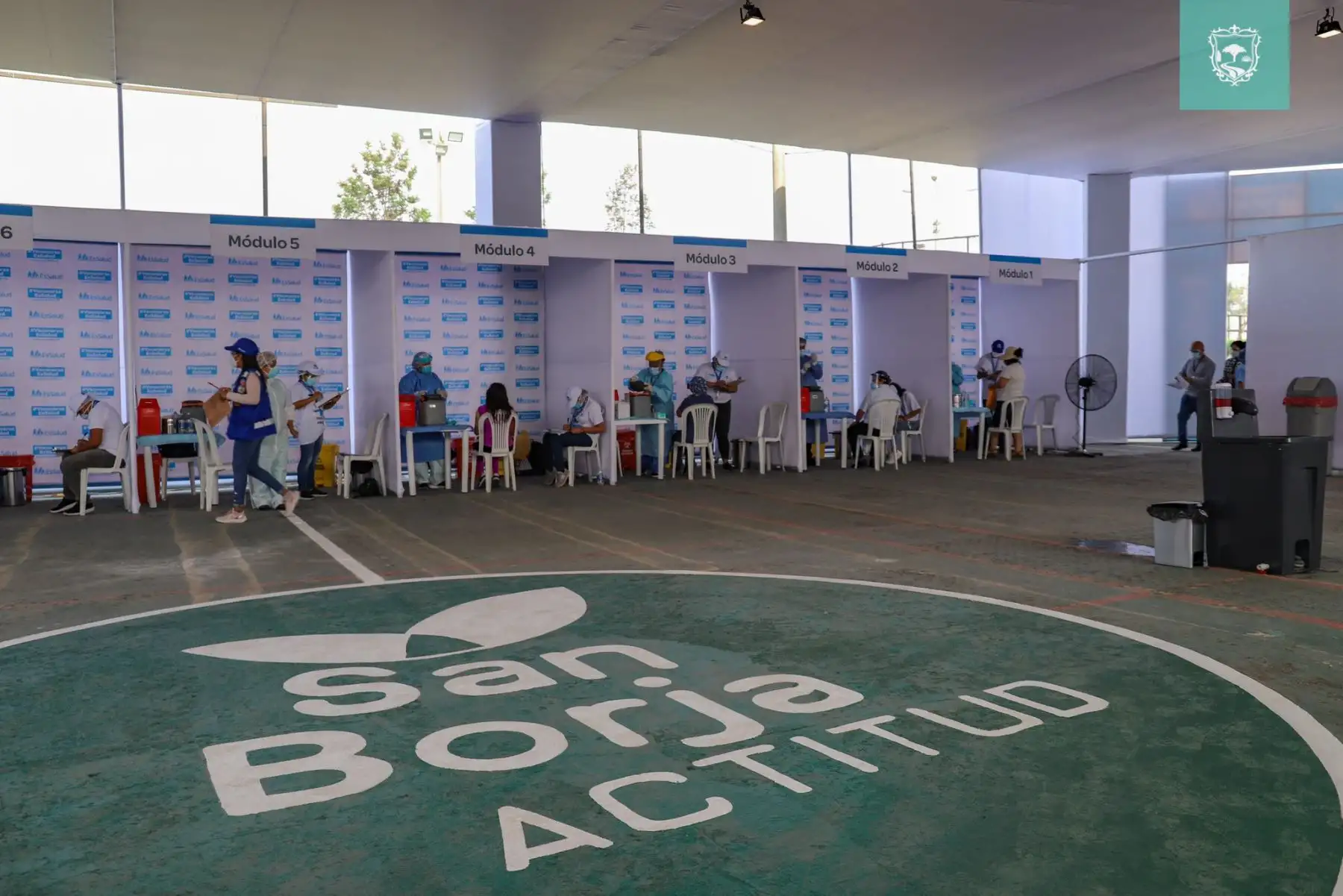 Se inició la inmunización al personal médico en ambientes seguros en el polideportivo Limatambo. Foto: municipalidad de San Borja.