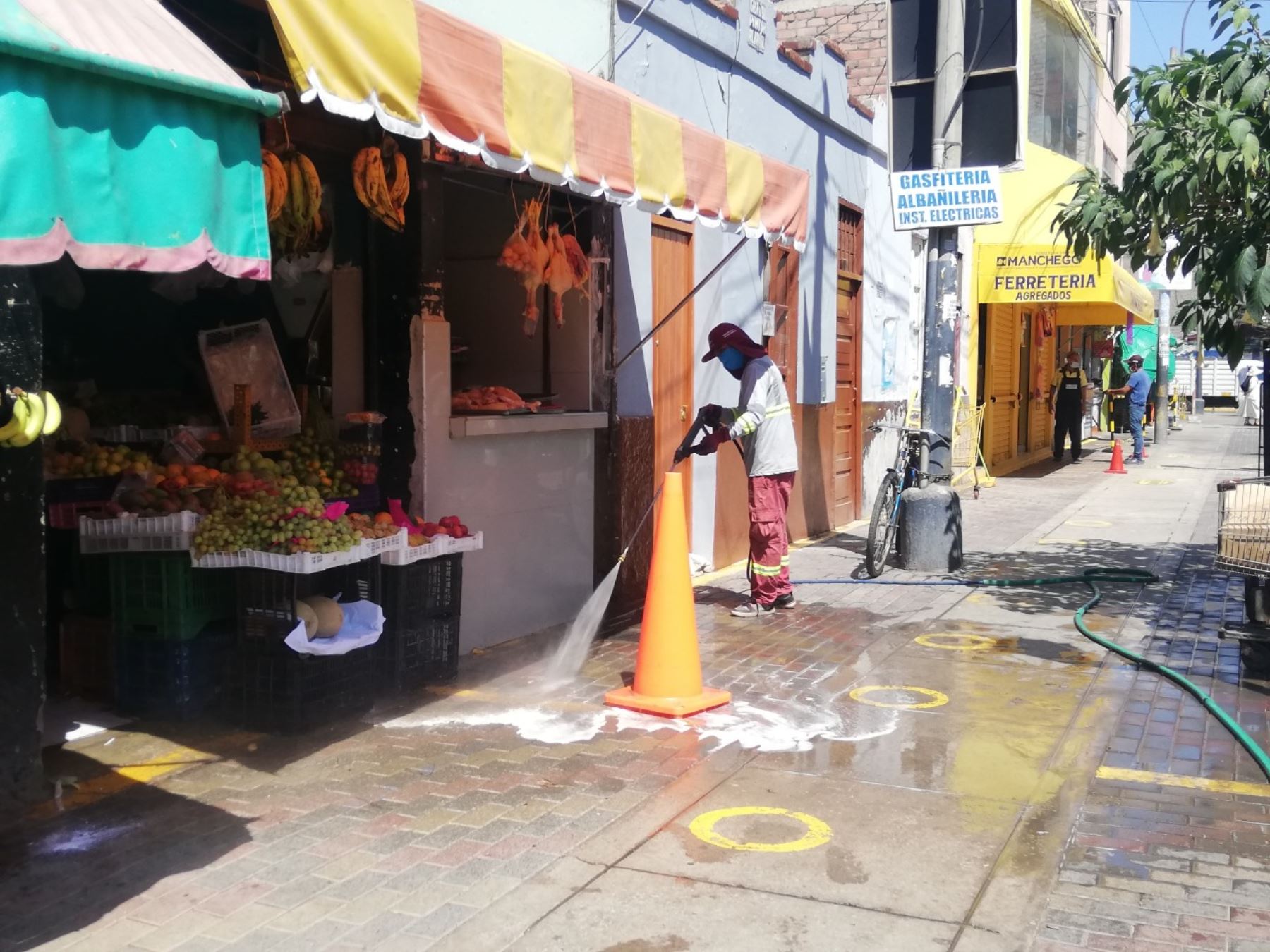Mercados y parques fueron desinfectados en Pueblo Libre. Foto: cortesía.