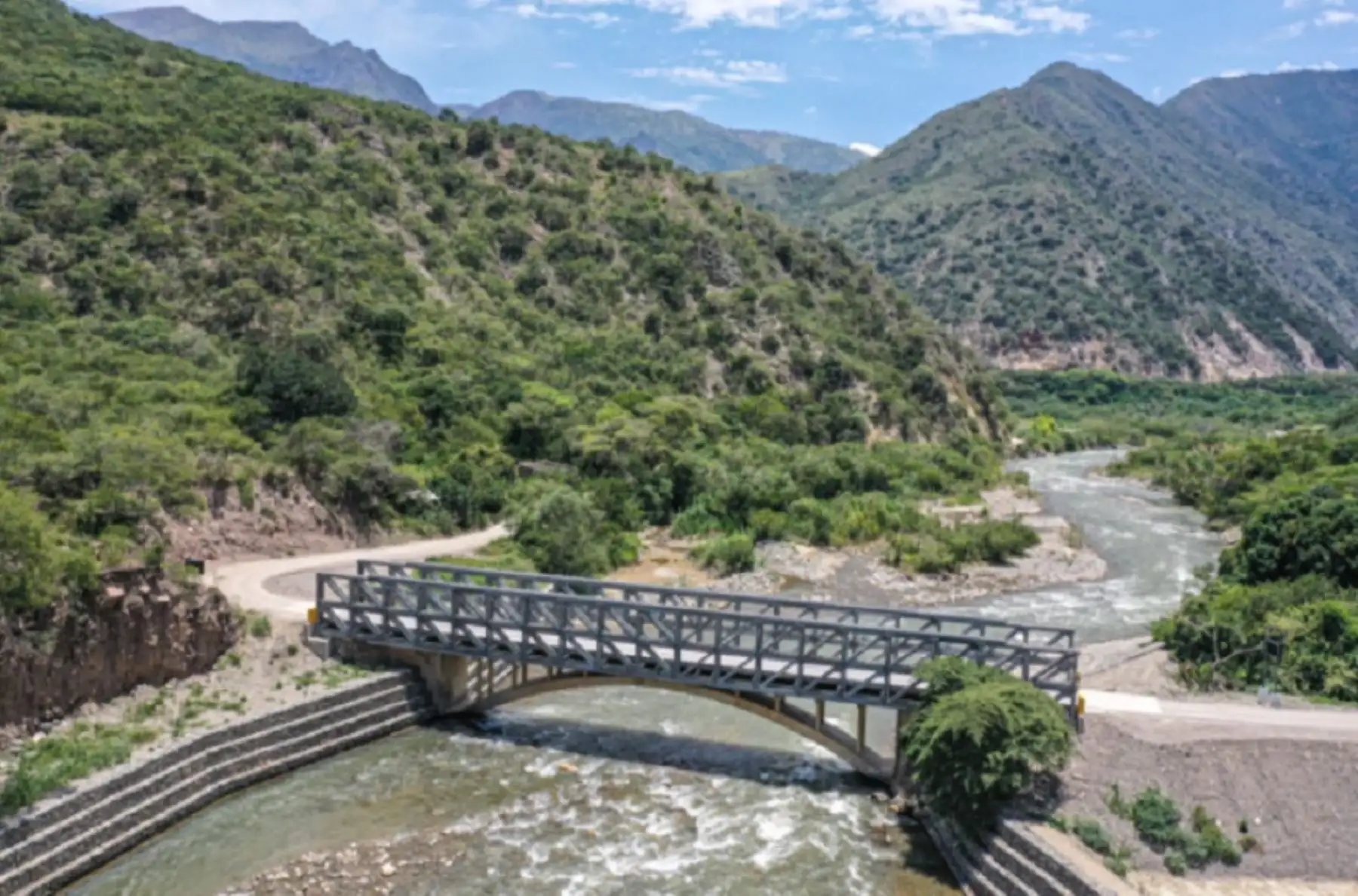 El Ministerio de Transportes y Comunicaciones (MTC), a través de Provías Descentralizado, unidad ejecutora del sector, concluyó la instalación del puente Blanco en el distrito de Colasay. Foto: MTC