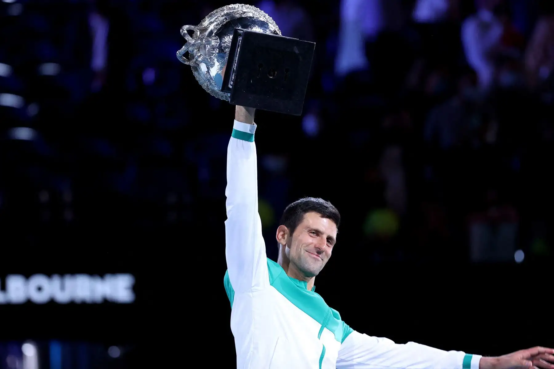 El serbio Novak Djokovic celebra después de ganar al ruso Daniil Medvedev en su partido final de individuales masculinos el día catorce del torneo de tenis del Abierto de Australia en Melbourne.
Foto: AFP