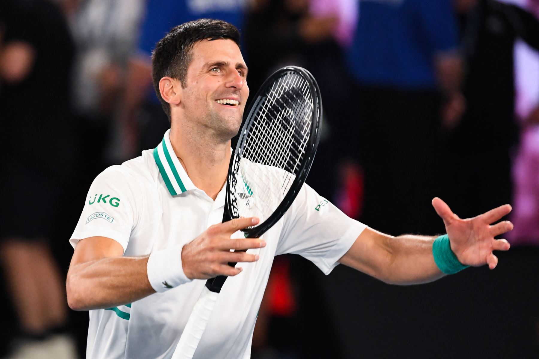 El serbio Novak Djokovic celebra la victoria contra el ruso Daniil Medvedev durante el partido final de individuales masculinos el día catorce del torneo de tenis del Abierto de Australia en Melbourne.
Foto: AFP