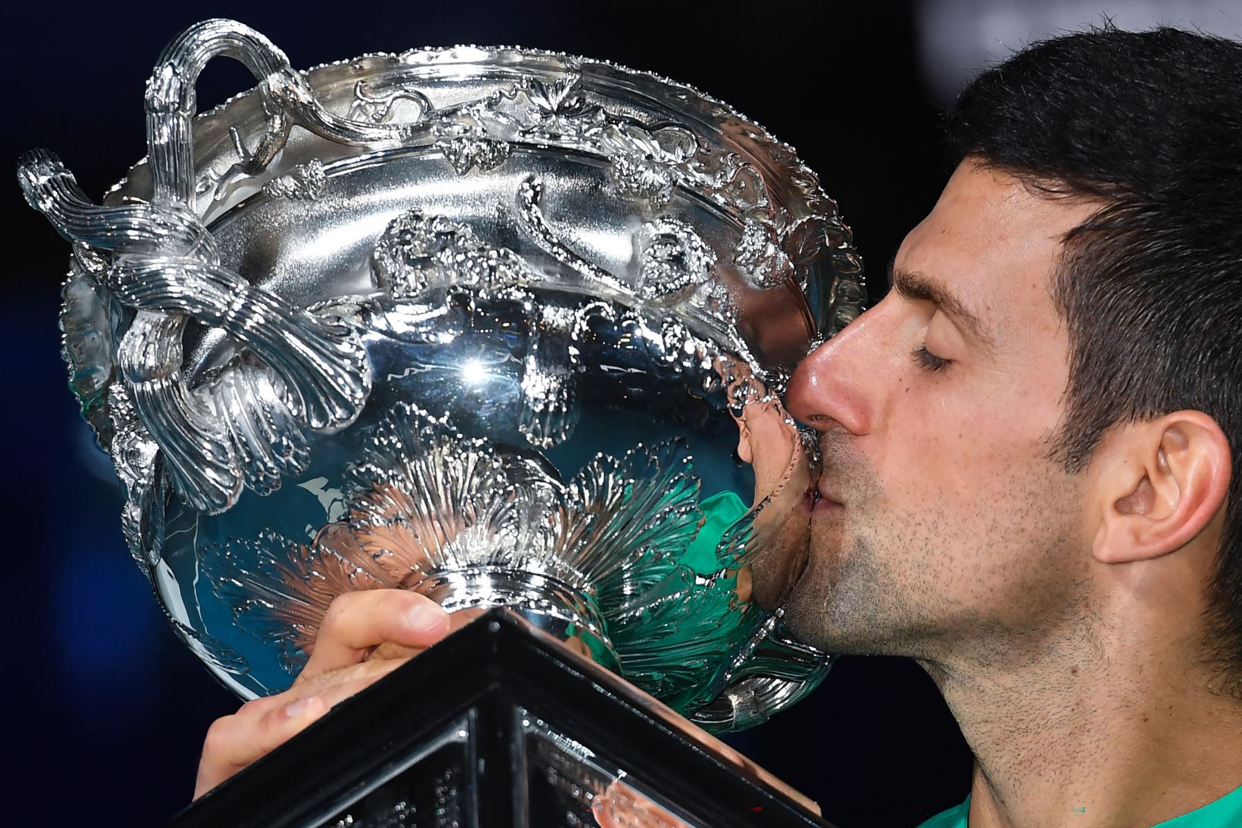 El serbio Novak Djokovic besa el trofeo de la Norman Brookes Challenge Cup luego de su victoria contra el ruso Daniil Medvedev en su partido final individual masculino en el día catorce del torneo de tenis del Abierto de Australia en Melbourne.
Foto: AFP