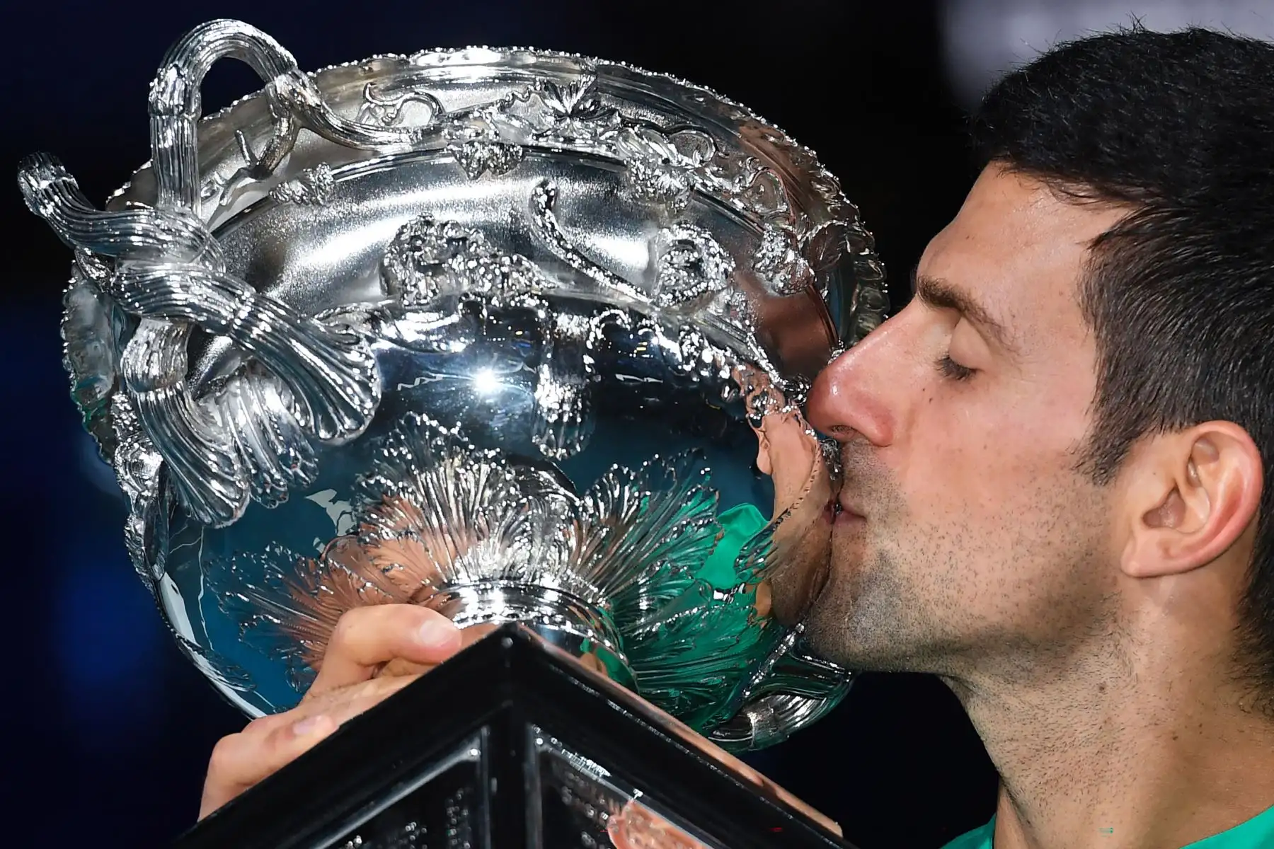 El serbio Novak Djokovic besa el trofeo de la Norman Brookes Challenge Cup luego de su victoria contra el ruso Daniil Medvedev en su partido final individual masculino en el día catorce del torneo de tenis del Abierto de Australia en Melbourne.
Foto: AFP