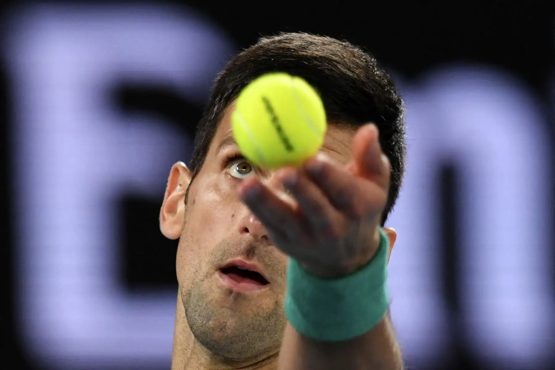 El serbio Novak Djokovic sirve contra el ruso Daniil Medvedev durante el partido final de individuales masculinos el día catorce del torneo de tenis del Abierto de Australia en Melbourne,
Foto : AFP