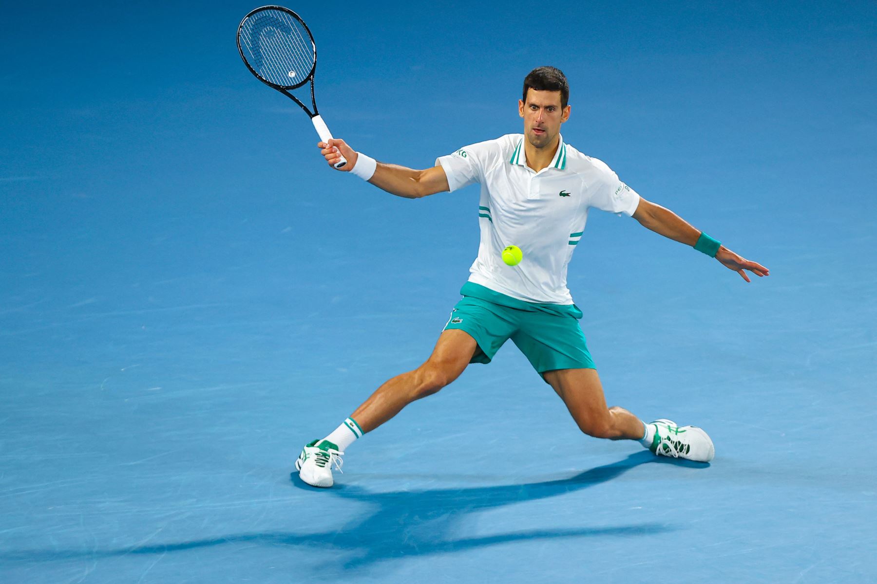 El serbio Novak Djokovic regresa contra el ruso Daniil Medvedev durante el partido final de individuales masculinos el día catorce del torneo de tenis del Abierto de Australia en Melbourne.
Foto: AFP
