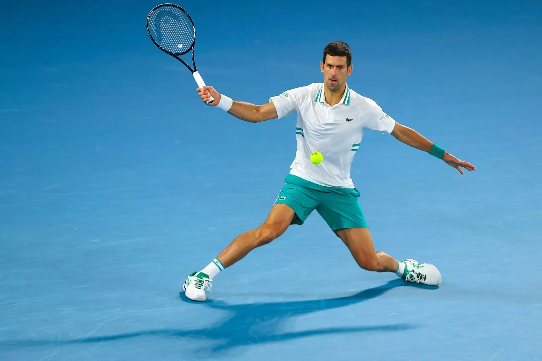 El serbio Novak Djokovic regresa contra el ruso Daniil Medvedev durante el partido final de individuales masculinos el día catorce del torneo de tenis del Abierto de Australia en Melbourne.
Foto: AFP