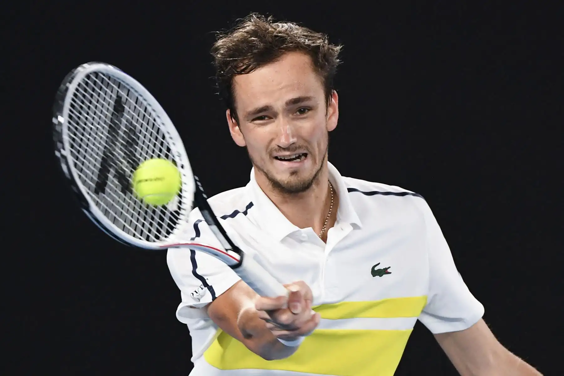 El ruso Daniil Medvedev regresa contra el serbio Novak Djokovic durante el partido final de individuales masculinos el día catorce del torneo de tenis del Abierto de Australia en Melbourne.
Foto: AFP