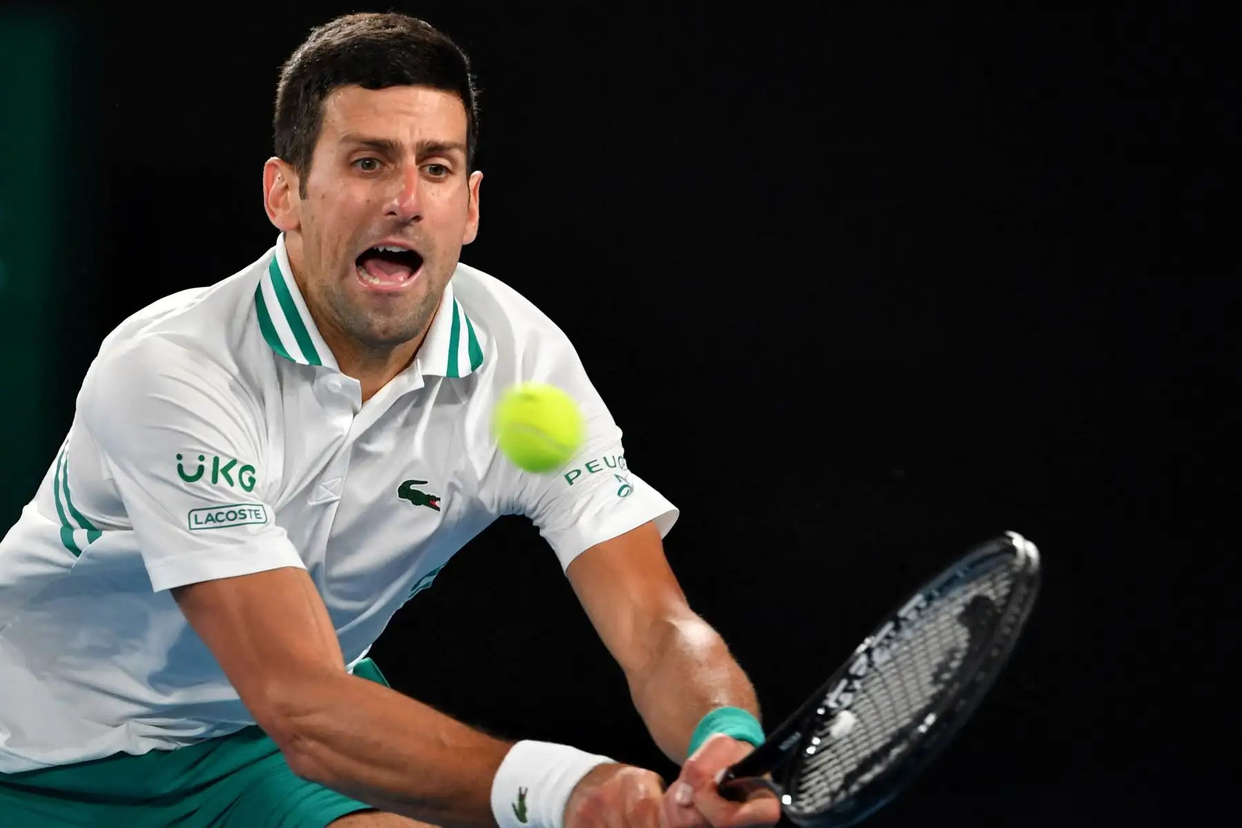 El serbio Novak Djokovic regresa contra el ruso Daniil Medvedev durante el partido final de individuales masculinos el día catorce del torneo de tenis del Abierto de Australia en Melbourne.
Foto: AFP