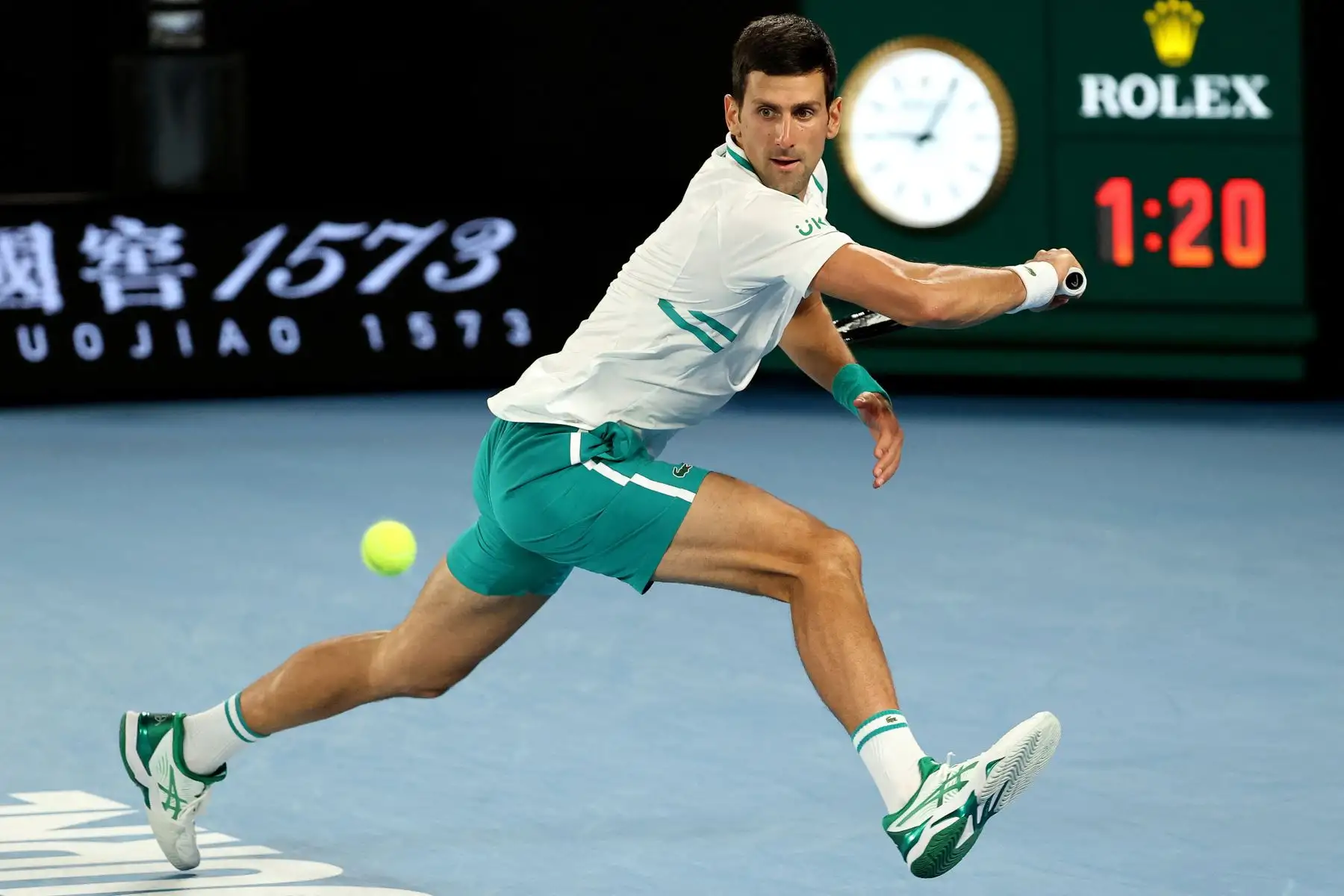El serbio Novak Djokovic regresa contra el ruso Daniil Medvedev durante el partido de la final de individuales masculinos el día catorce del torneo de tenis del Abierto de Australia en Melbourne.
Foto: AFP