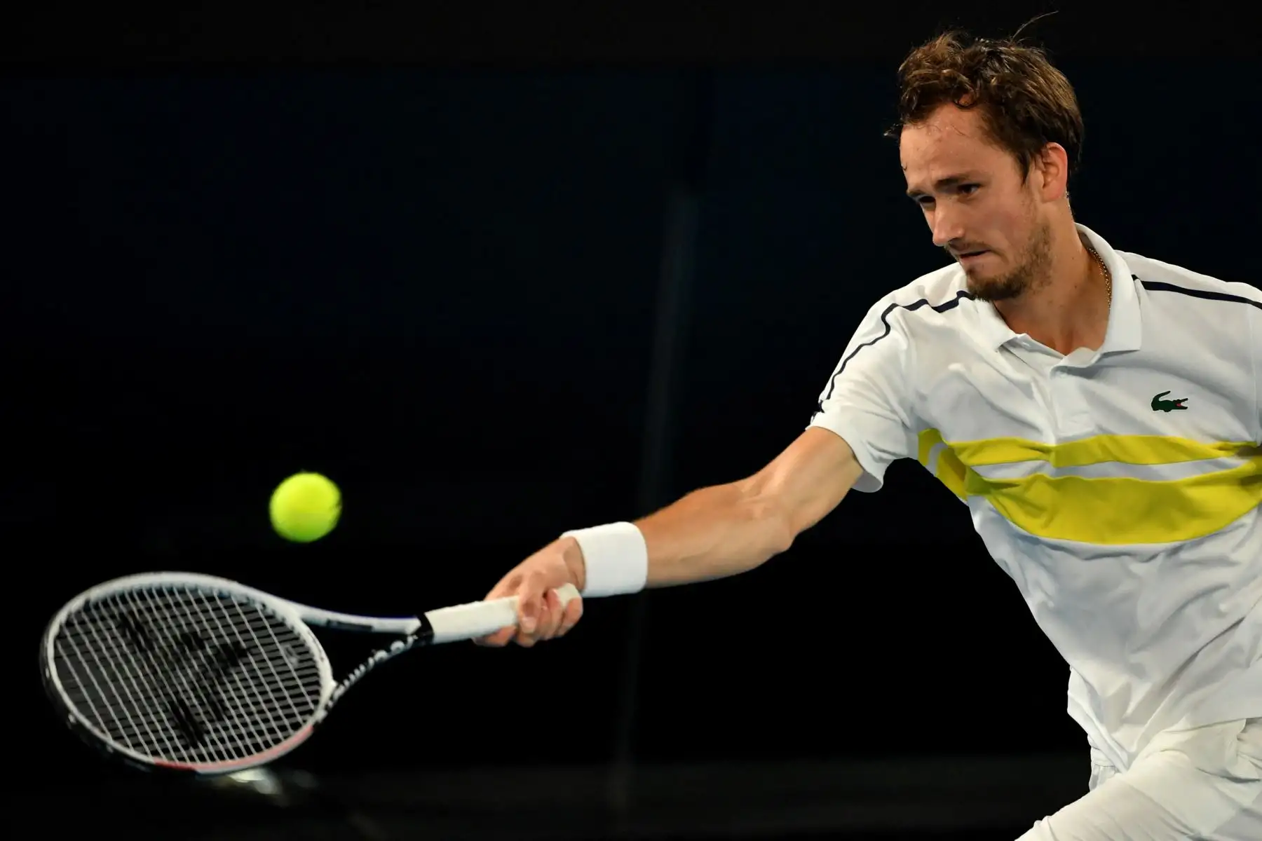 El ruso Daniil Medvedev regresa contra el serbio Novak Djokovic durante el partido final de individuales masculinos el día catorce del torneo de tenis del Abierto de Australia en Melbourne.
Foto : AFP