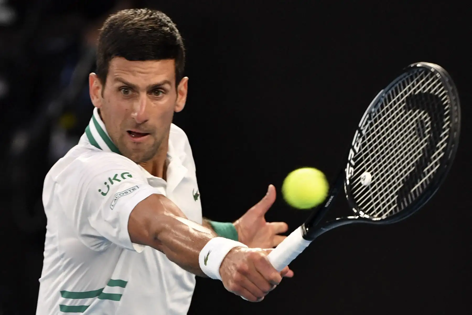 El serbio Novak Djokovic regresa contra el ruso Daniil Medvedev durante el partido final de individuales masculinos el día catorce del torneo de tenis del Abierto de Australia en Melbourne.
Foto: AFP