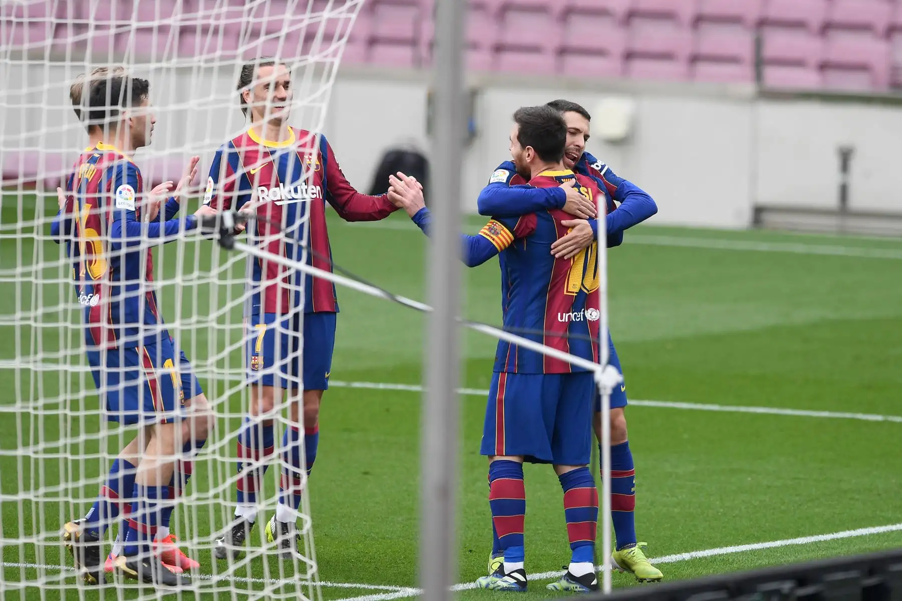 El delantero argentino del Barcelona Lionel Messi, celebra con el defensa español del Barcelona Jordi Alba tras marcar durante el partido de fútbol de la liga española entre el FC Barcelona y el Cádiz CF. 
Foto: AFP
