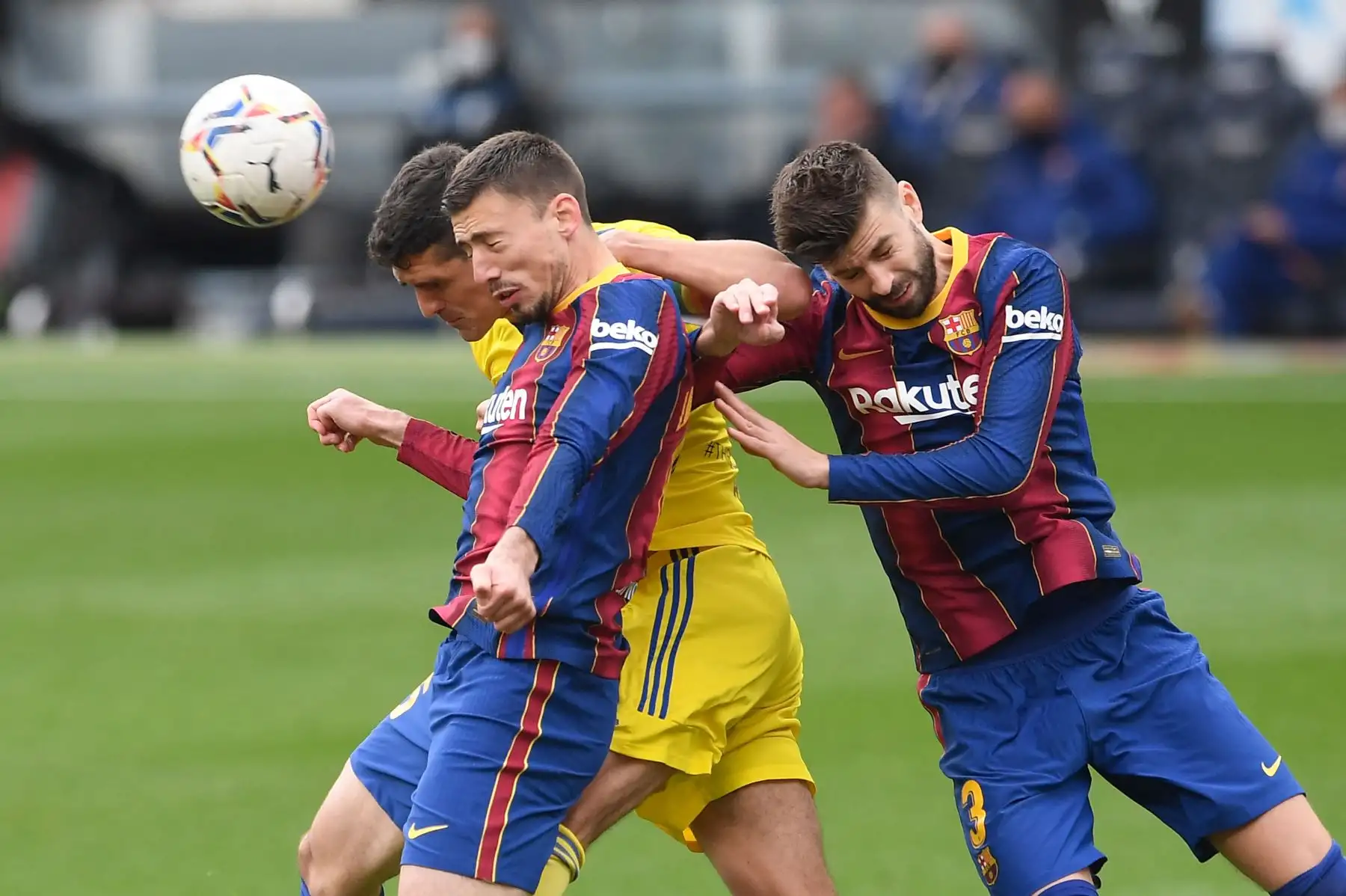 El defensa francés del Barcelona Clement Lenglet, el centrocampista español del Cádiz Rubén Sobrino y el defensa español del Barcelona Gerard Piqué saltan por el balón durante el partido de fútbol de la liga española entre el FC Barcelona y el Cádiz CF. Foto: AFP