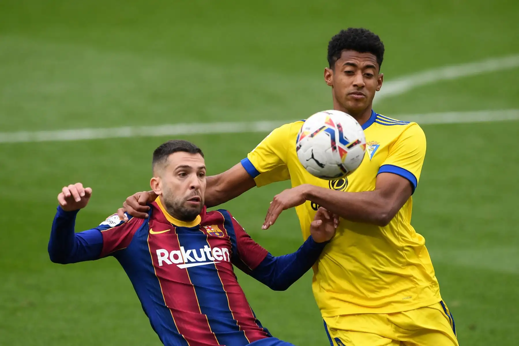 desafía al defensa español del Barcelona Jordi Alba al delantero hondureño de Cádiz Anthony Lozano durante el partido de fútbol de la liga española entre el FC Barcelona y el Cádiz CF.
Foto: AFP
