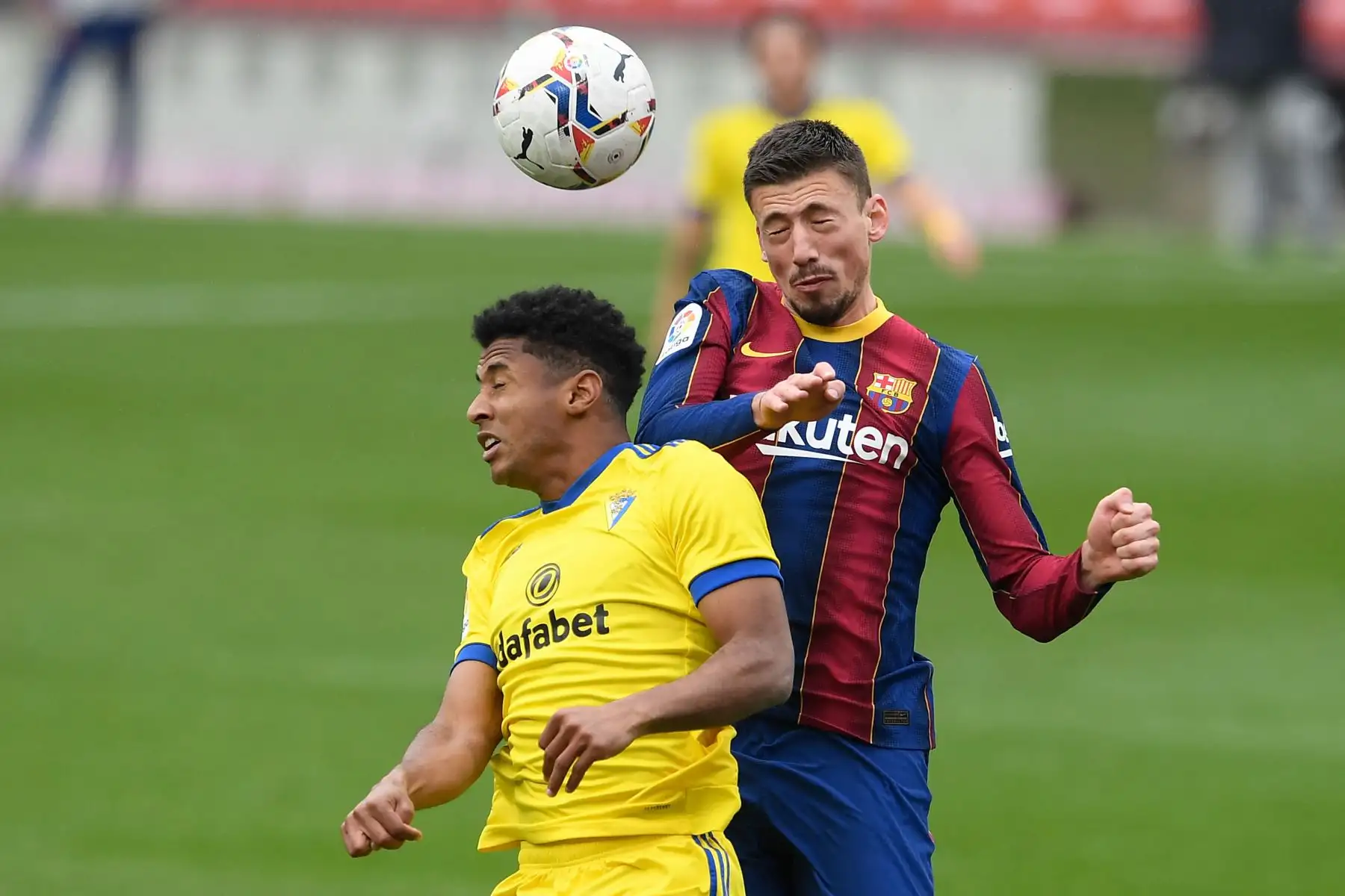 El defensa francés del Barcelona Clement Lenglet, desafía al delantero hondureño de Cádiz Anthony Lozano durante el partido de fútbol de la liga española entre el FC Barcelona y el Cádiz CF.
Foto: AFP
