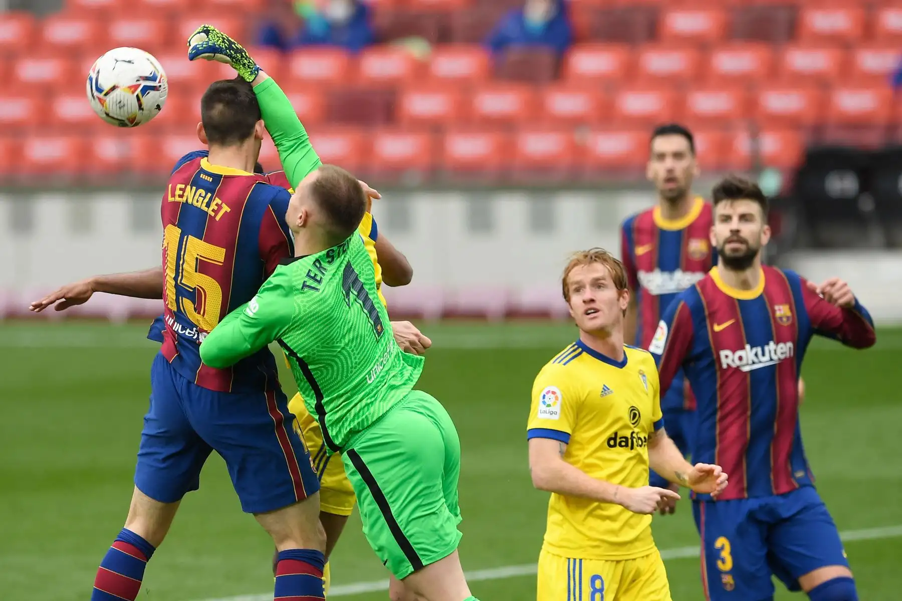 El guardameta alemán del Barcelona Marc-Andre ter Stegen salta por el balón durante el partido de fútbol de la liga española entre el FC Barcelona y el Cádiz CF.
Foto: AFP