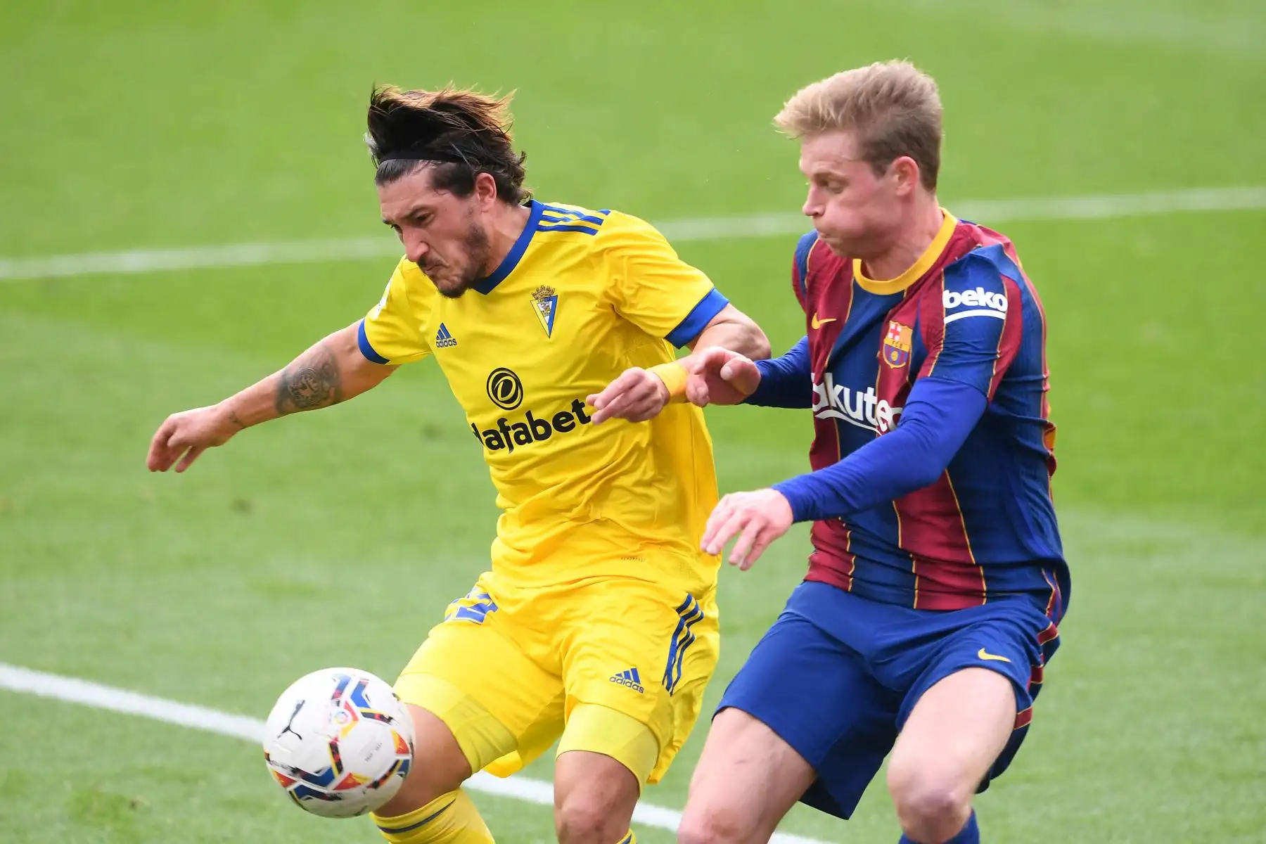 El centrocampista holandés del Barcelona Frenkie De Jong y el defensor uruguayo del Cádiz Alfonso Espino disputan el balón durante el partido de fútbol de la liga española entre el FC Barcelona y el Cádiz CF.
Foto: AFP