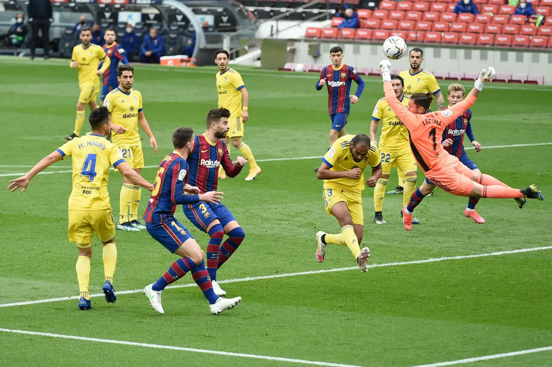 El portero argentino del Cádiz Jeremias Ledesma salta por el balón durante el partido de fútbol de la liga española entre el FC Barcelona y el Cádiz CF.
Foto: AFP