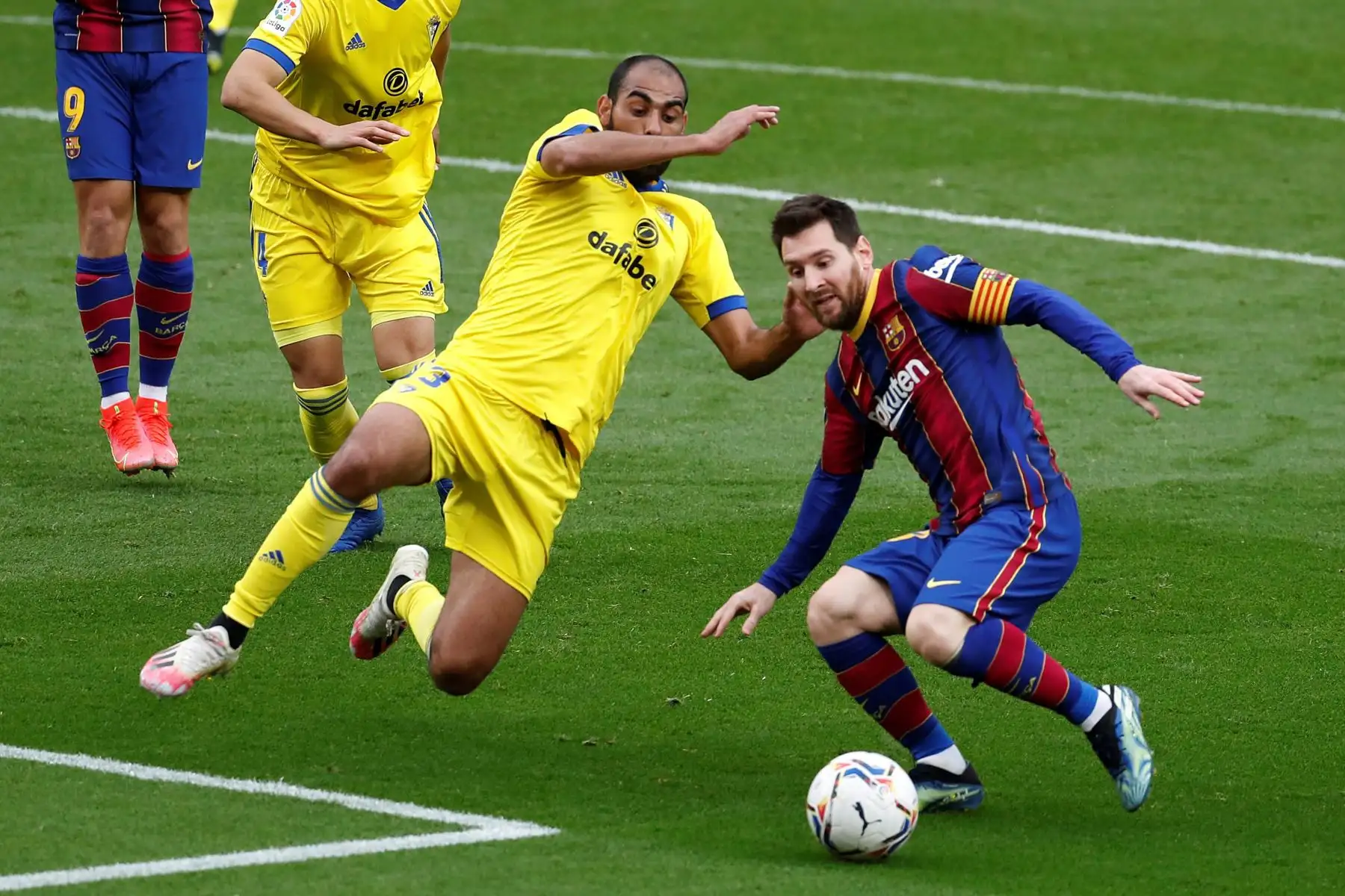 El jugador del FC Barcelona Lionel Messi lucha por el balón con el jugador del Cádiz Fali Jiménez, durante el partido de LaLiga Santander de la jornada 24,  en el Camp Nou en Barcelona.
Foto: EFE