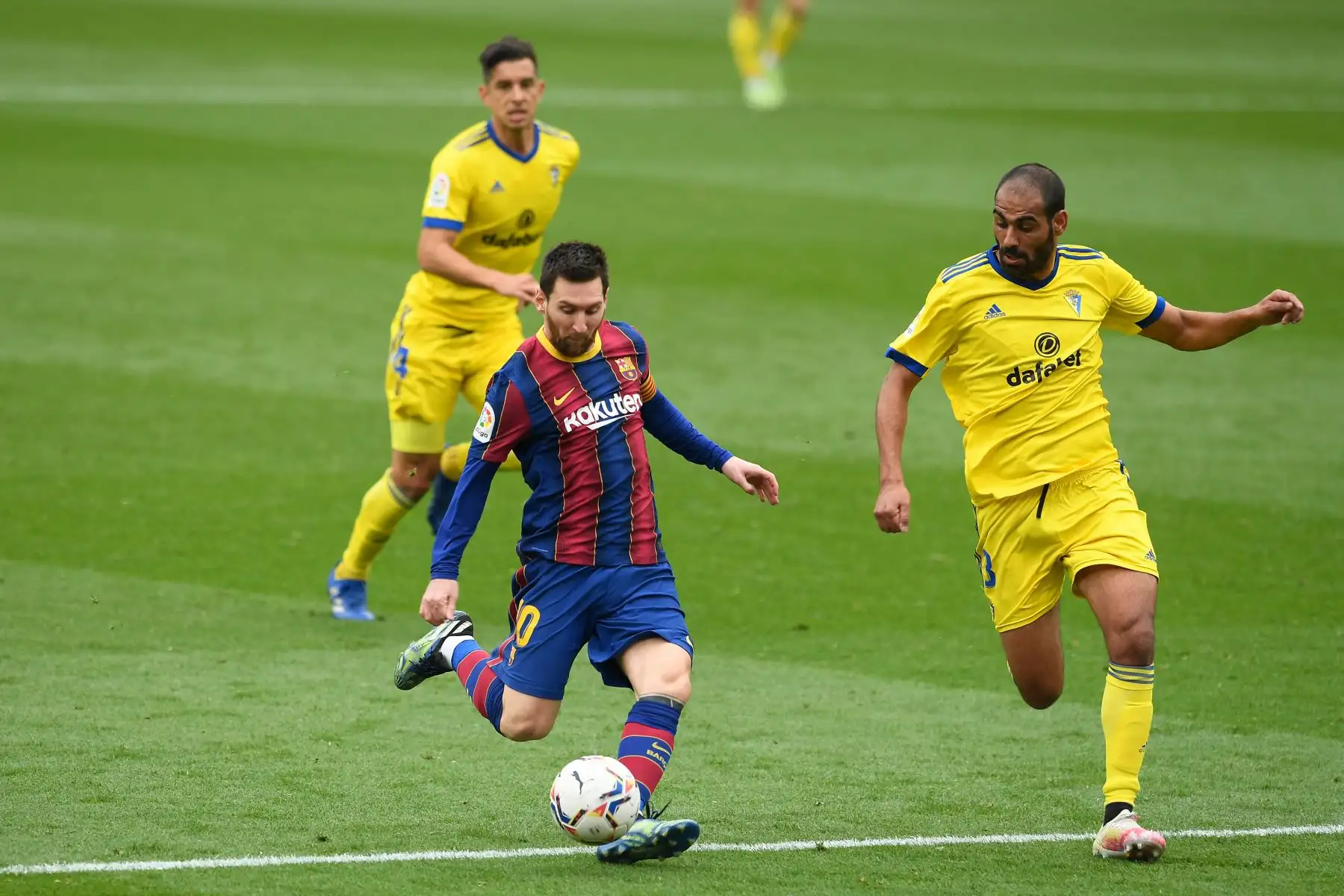 El delantero argentino del Barcelona Lionel Messi patea el balón junto al defensor español del Cádiz Fali durante el partido de fútbol de la liga española entre el FC Barcelona y el Cádiz CF.
Foto: AFP
