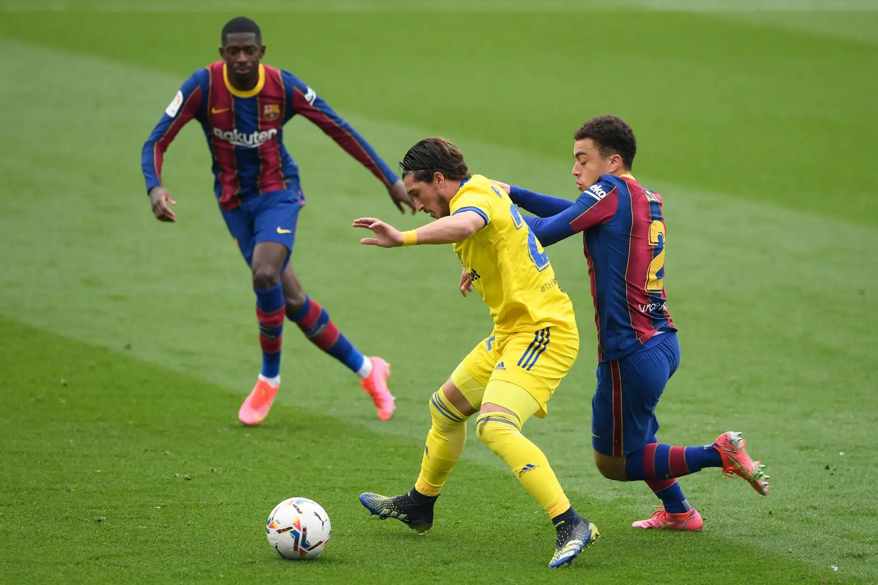 El delantero francés del Barcelona Ousmane Dembele y el defensa estadounidense del Barcelona Sergino Dest desafían al defensa uruguayo del Cádiz Alfonso Espino durante el partido de fútbol de la liga española entre el FC Barcelona y el Cádiz FC.
Foto: AFP