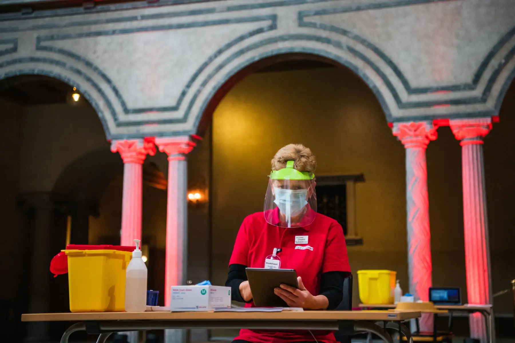 Los preparativos se llevan a cabo en el Ayuntamiento de Estocolmo para convertir el lugar de los banquetes del Premio Nobel en un centro de vacunación covid-19.
Foto : AFP