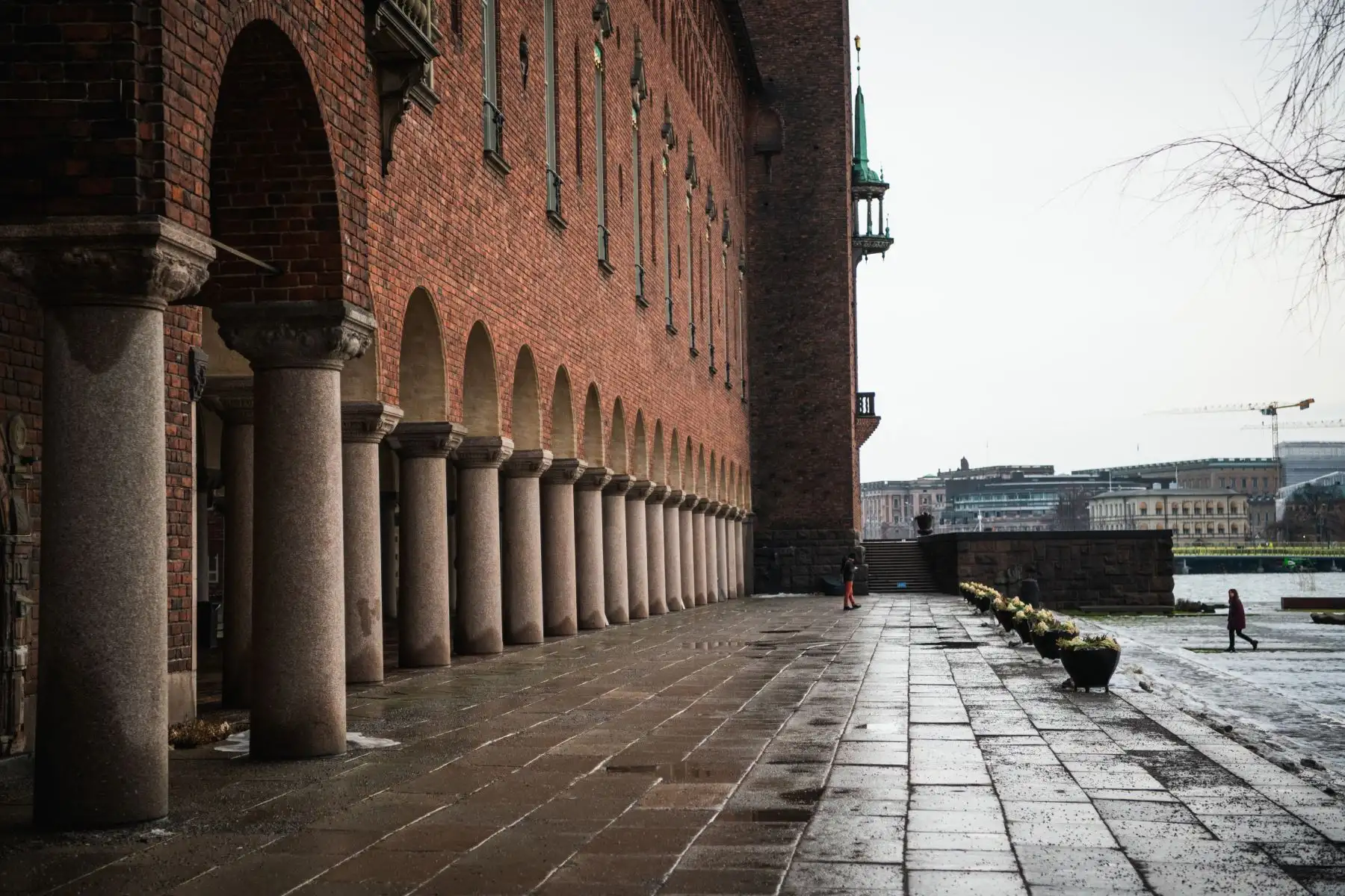 Vista del Ayuntamiento de Estocolmo, conocido como sede de los banquetes del Premio Nobel y convertido ahora en un centro de vacunación covid-19  en la capital de Suecia, en medio de la nueva pandemia de coronavirus.
Foto: AFP