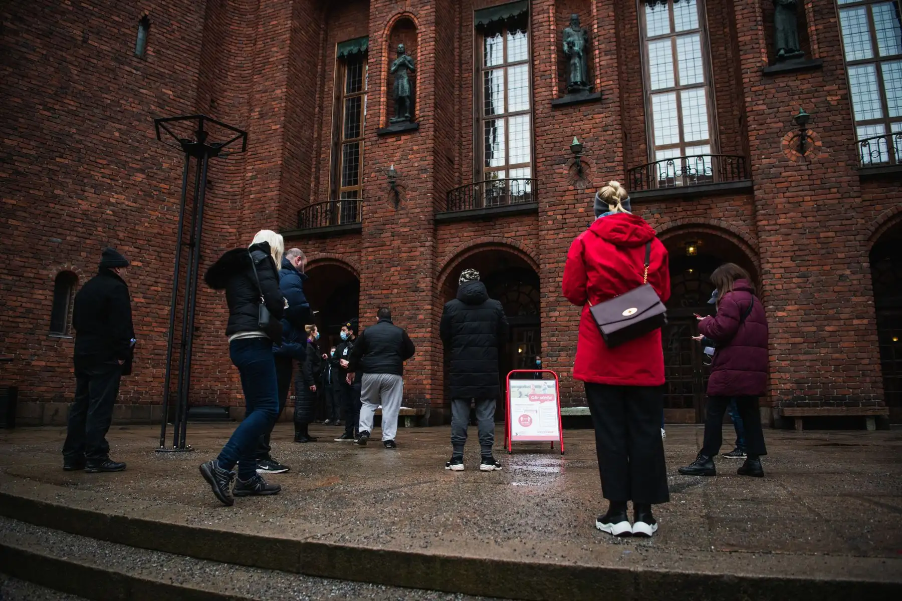 La gente espera su turno para entrar al Ayuntamiento de Estocolmo, conocido como sede de los banquetes del Premio Nobel y convertido ahora en un centro de vacunación covid-19  en la capital de Suecia, en medio del nuevo coronavirus.
Foto: AFP
