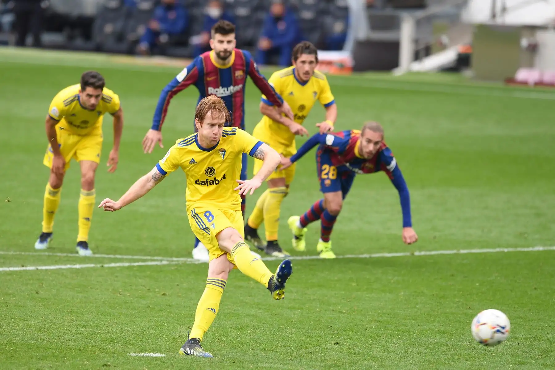 El centrocampista español del Cádiz Alex Fernández marca un penalti durante el partido de fútbol de la liga española entre el FC Barcelona y el Cádiz CF.
Foto:  AFP