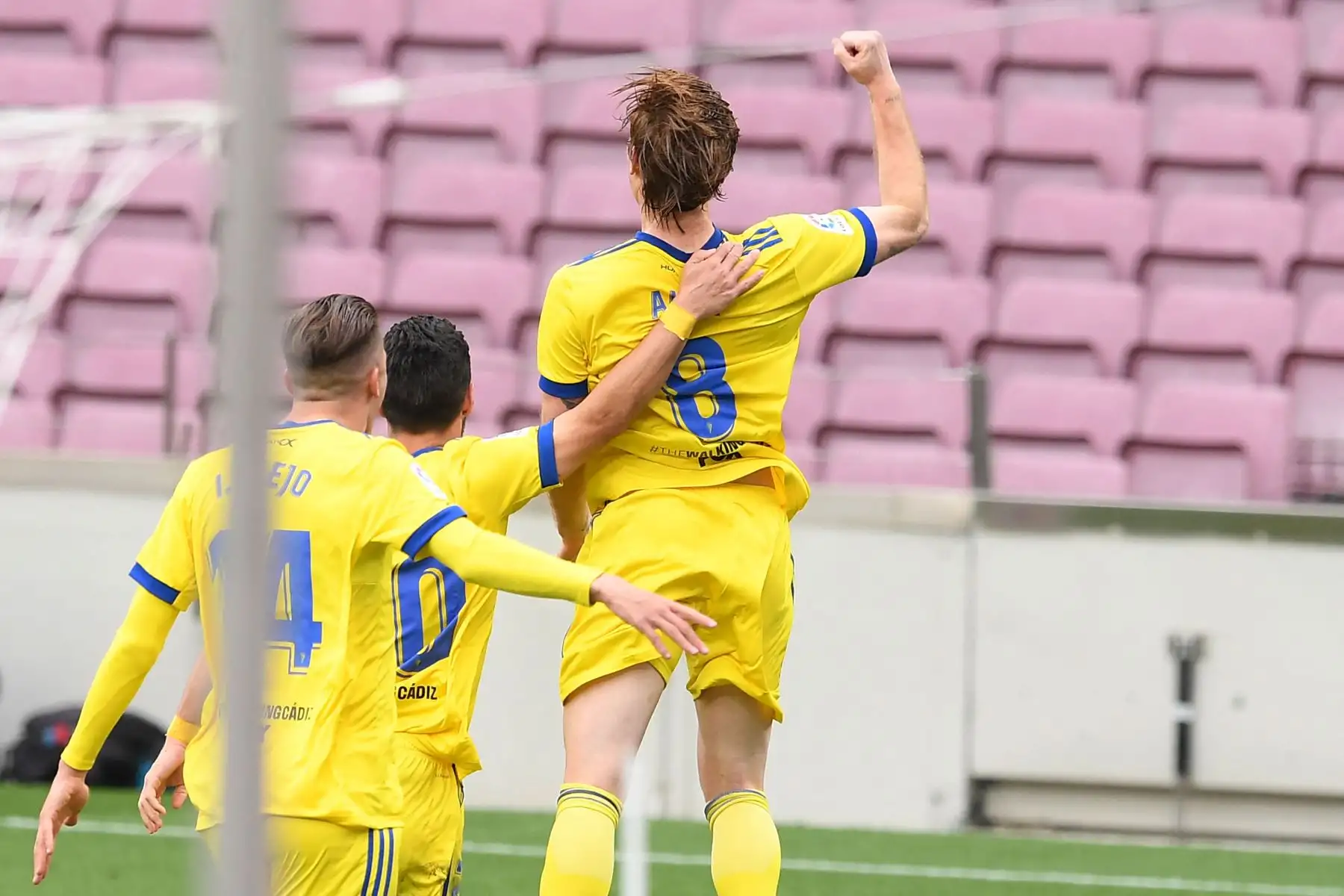 El centrocampista español del Cádiz Alex Fernández celebra tras marcar un penalti durante el partido de fútbol de la liga española entre el FC Barcelona y el Cádiz CF.
Foto: AFP