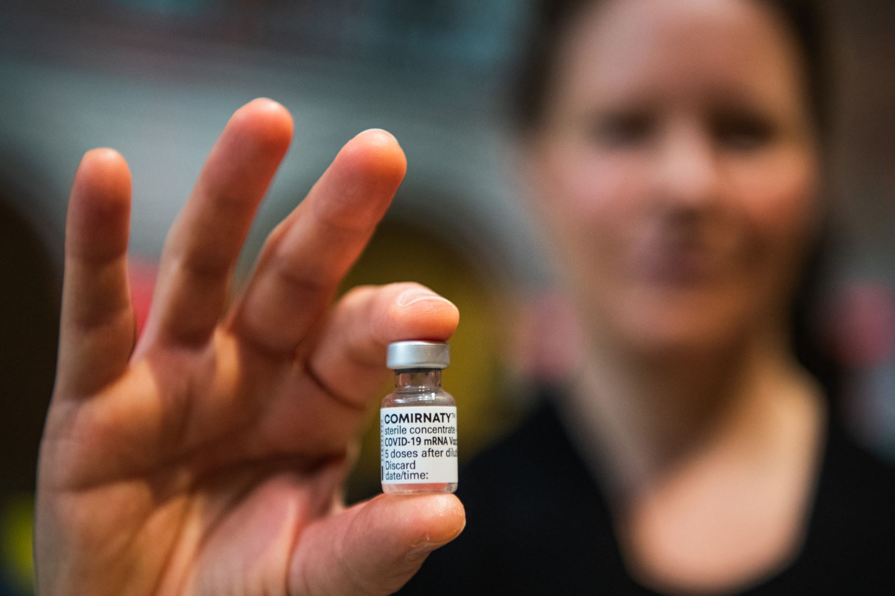 Un trabajador médico sostiene un frasco que contiene Comirnaty, la vacuna de Pfizer-BioNTech contra covid-19, mientras se llevan a cabo los preparativos en el Ayuntamiento de Estocolmo para convertir el lugar de los banquetes del Premio Nobel en un centro de vacunación de Covid-19 .
Foto: AFP