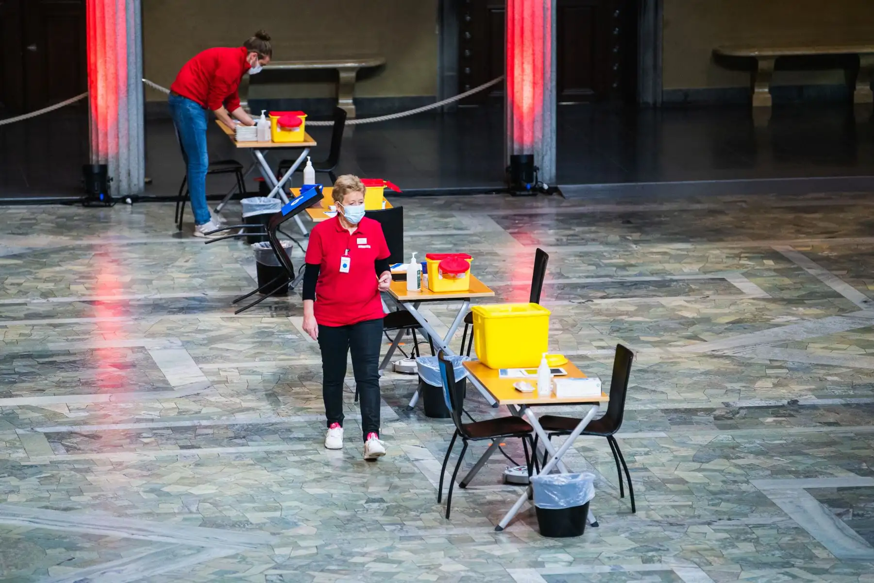 Los preparativos se llevan a cabo en el Ayuntamiento de Estocolmo para convertir el lugar de los banquetes del Premio Nobel en un centro de vacunación covid-19.
Foto: AFP