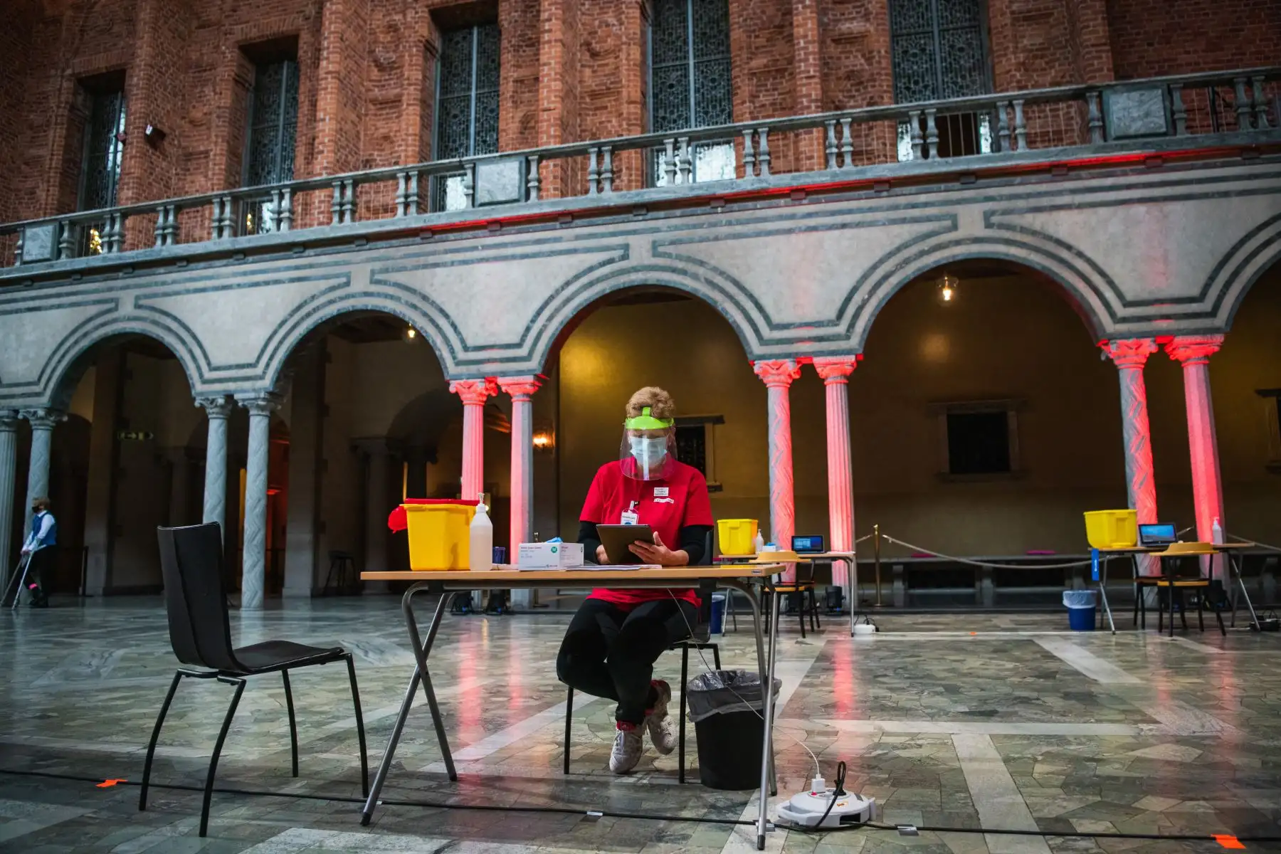 Los preparativos se llevan a cabo en el Ayuntamiento de Estocolmo para convertir el lugar de los banquetes del Premio Nobel en un centro de vacunación Covid-19  en la capital de Suecia, en medio de la nueva pandemia de coronavirus.
Foto: AFP