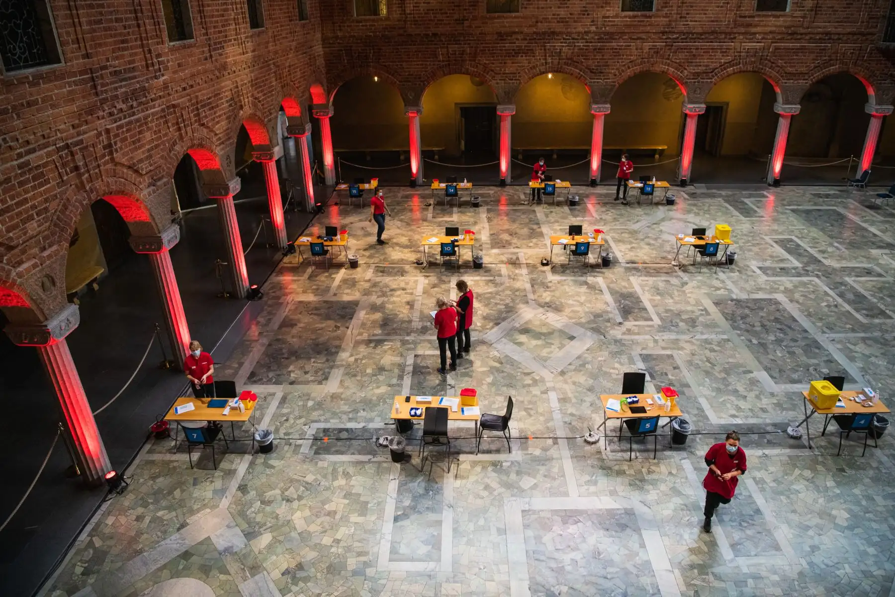 Los preparativos se llevan a cabo en el Ayuntamiento de Estocolmo para convertir el lugar de los banquetes del Premio Nobel en un centro de vacunación Covid-19.
Foto : AFP