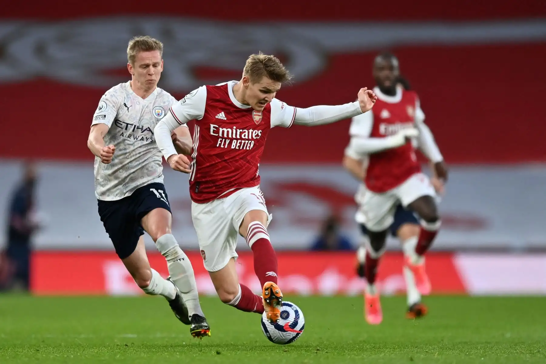 El centrocampista noruego del Arsenal Martin Odegaard compite con el centrocampista ucraniano del Manchester City Oleksandr Zinchenko durante el partido de fútbol de la Premier League inglesa entre el Arsenal y el Manchester City. 
Foto: AFP