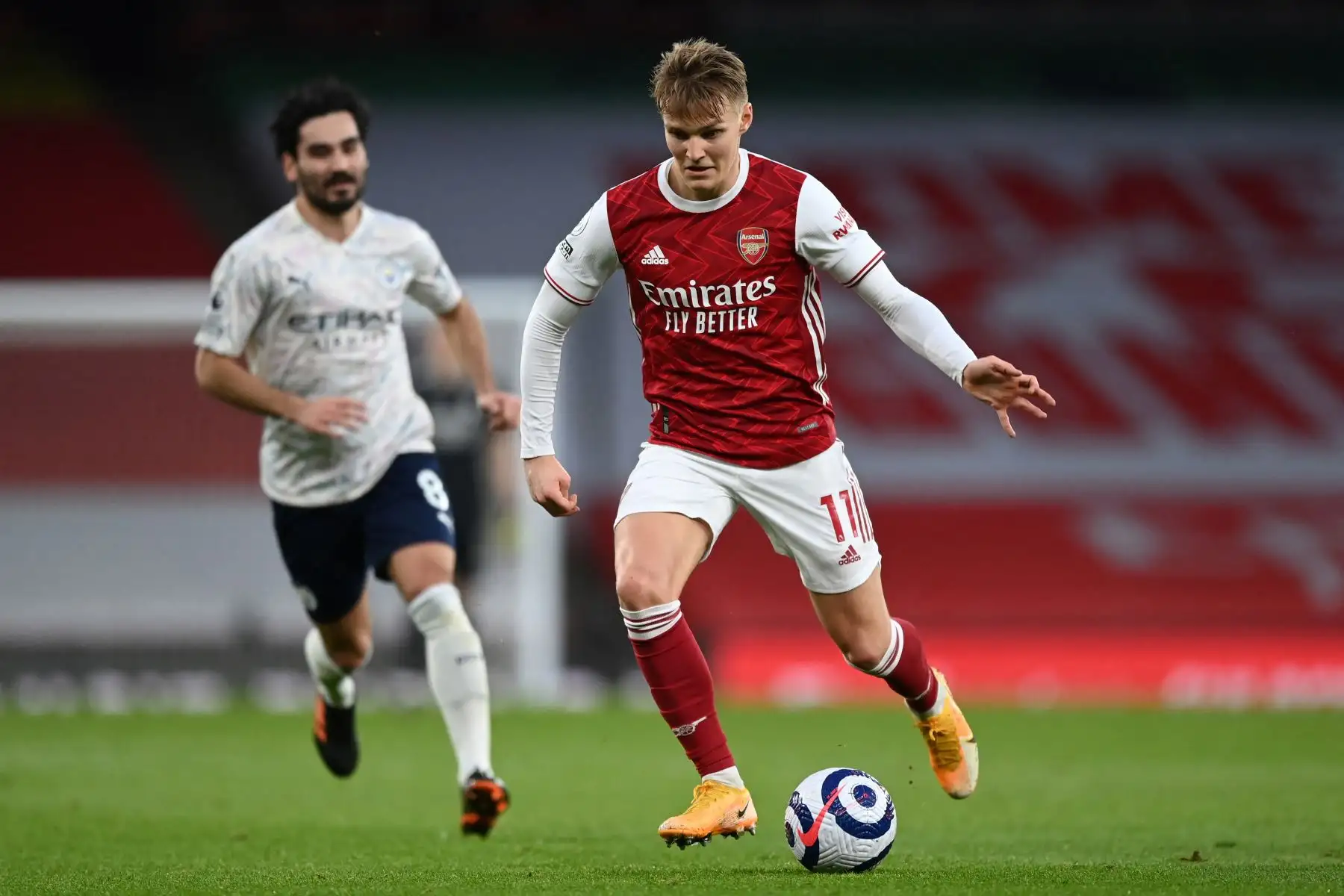 El centrocampista noruego del Arsenal, Martin Odegaard, corre con el balón durante el partido de fútbol de la Premier League inglesa entre el Arsenal y el Manchester City.
Foto. AFP