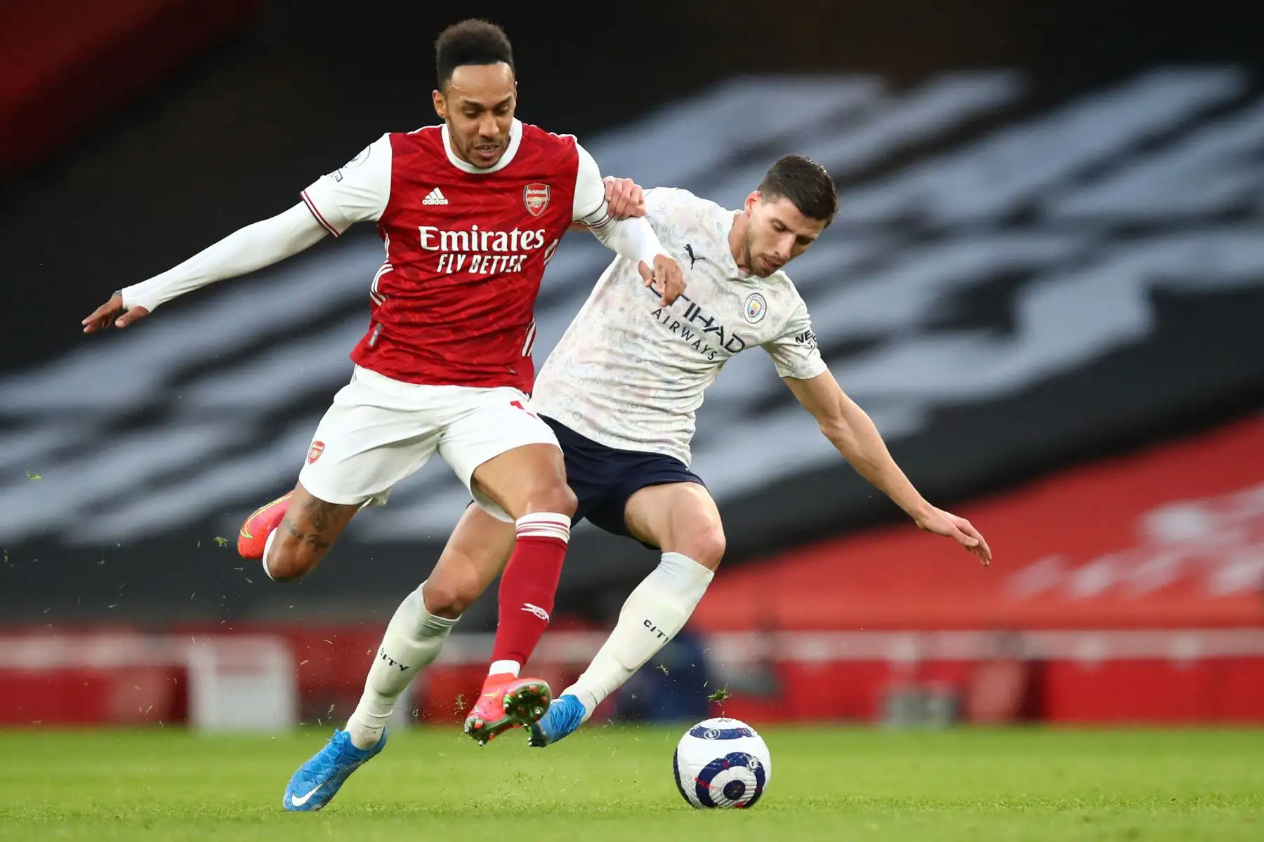 El delantero gabonés del Arsenal Pierre-Emerick Aubameyang compite con el defensor portugués del Manchester City Ruben Dias durante el partido de fútbol de la Premier League inglesa entre el Arsenal y el Manchester City.
Foto. AFP