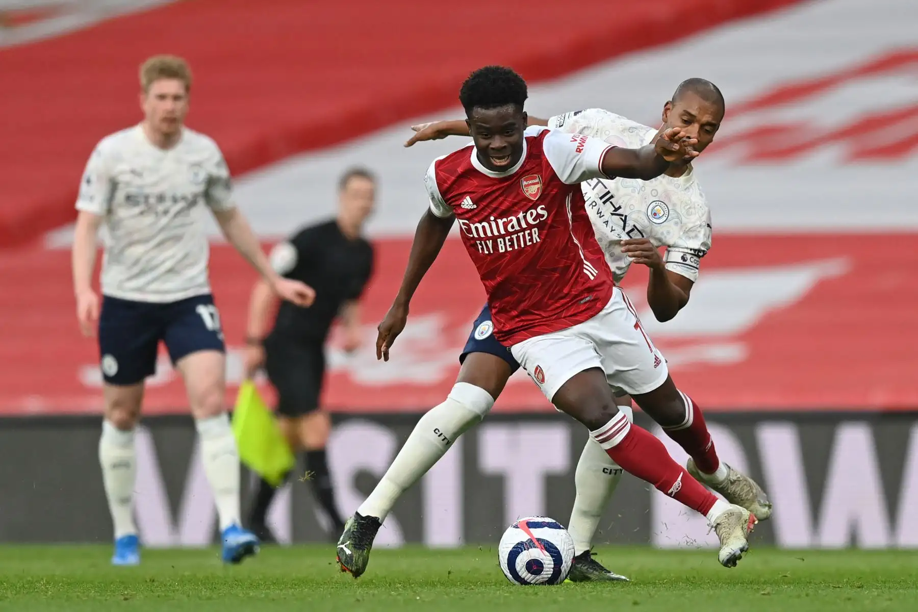 El delantero inglés del Arsenal Bukayo Saka compite con el centrocampista brasileño del Manchester City Fernandinho durante el partido de fútbol de la Premier League inglesa entre el Arsenal y el Manchester City. Foto: AFP