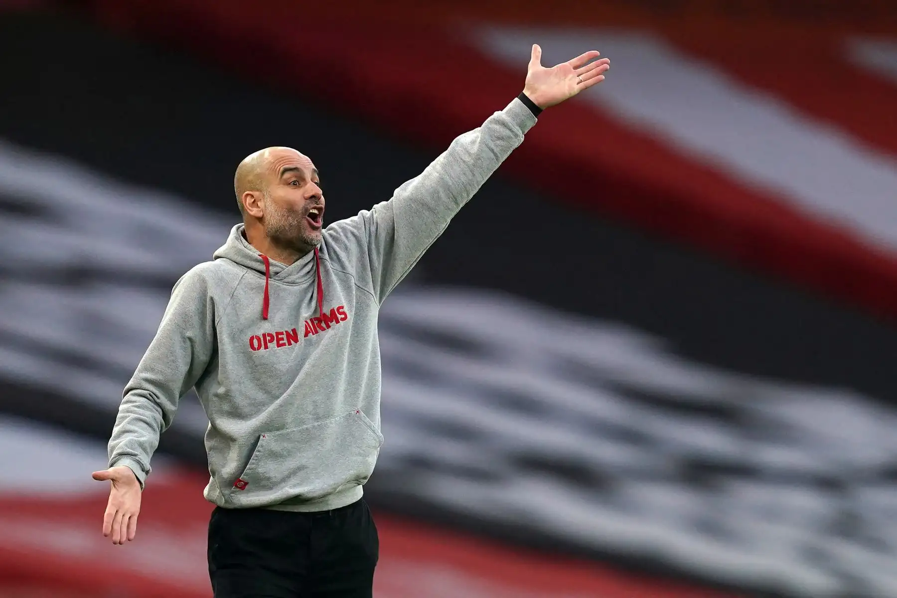 El técnico español del Manchester City, Pep Guardiola, hace gestos en la línea de banda durante el partido de fútbol de la Premier League inglesa entre el Arsenal y el Manchester City.
Foto: AFP