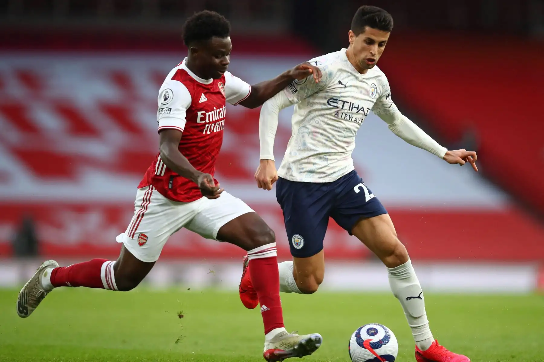 El delantero inglés del Arsenal Bukayo Saka compite con el defensor portugués del Manchester City Joao Cancelo durante el partido de fútbol de la Premier League inglesa entre el Arsenal y el Manchester City.
Foto: AFP