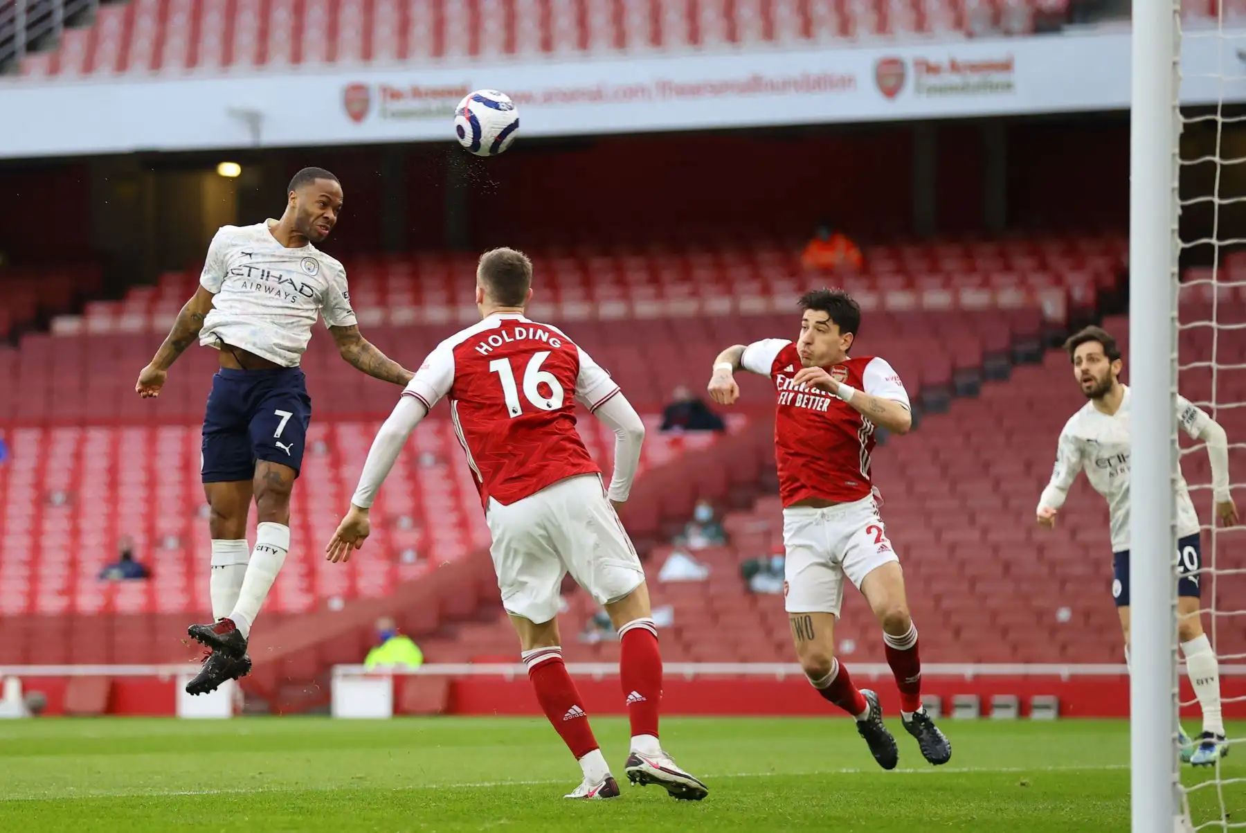 El centrocampista inglés del Manchester City, Raheem Sterling, Salta para rematar el gol de apertura del partido de fútbol de la Premier League inglesa entre el Arsenal y el Manchester City.
Foto: AFP