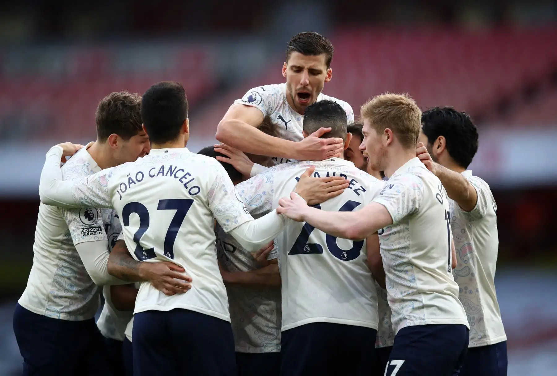 El centrocampista inglés del Manchester City, Raheem Sterling, celebra con sus compañeros de equipo después de marcar el gol de apertura del partido de fútbol de la Premier League inglesa entre el Arsenal y el Manchester City.
Foto: AFP