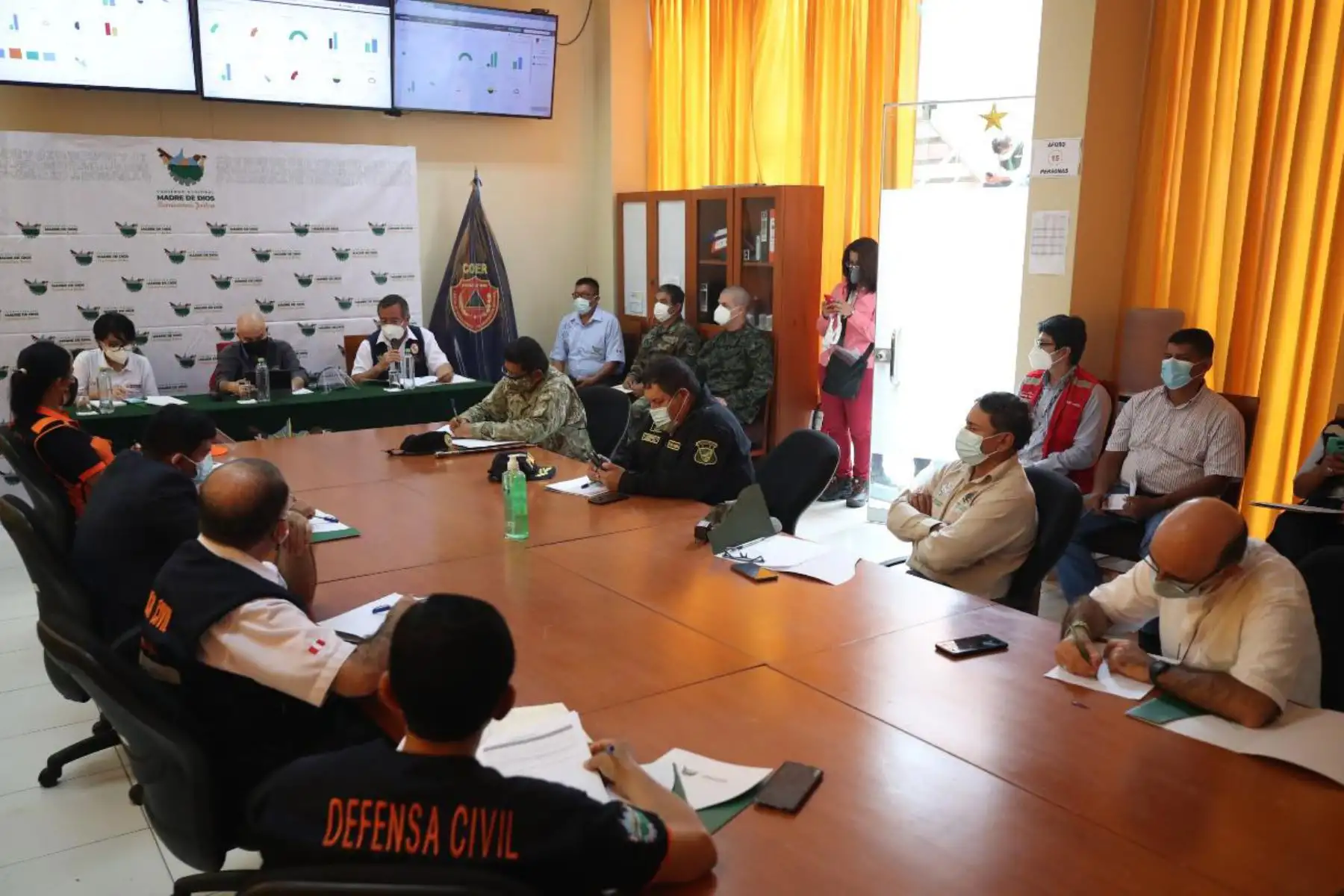Ministro del Ambiente, Gabriel Quijandría llega a Madre de Dios y se reúne con autoridades locales para evaluar y articular acciones de ayuda a los damnificados por las inundaciones.
Foto: Minam