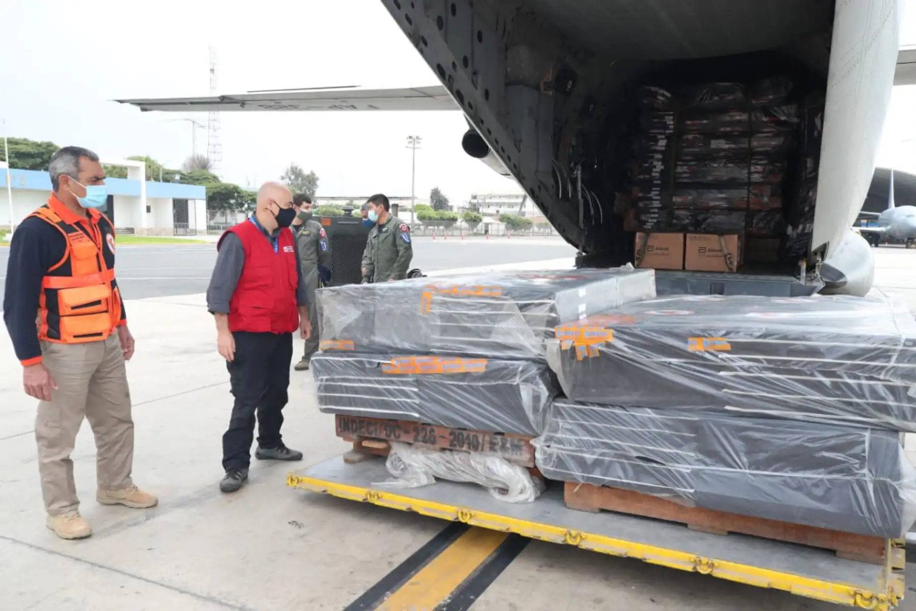 Ministro del Ambiente, Gabriel Quijandría llega a Madre de Dios y se reúne con autoridades locales para evaluar y articular acciones de ayuda a los damnificados por las inundaciones.
Foto: Minam