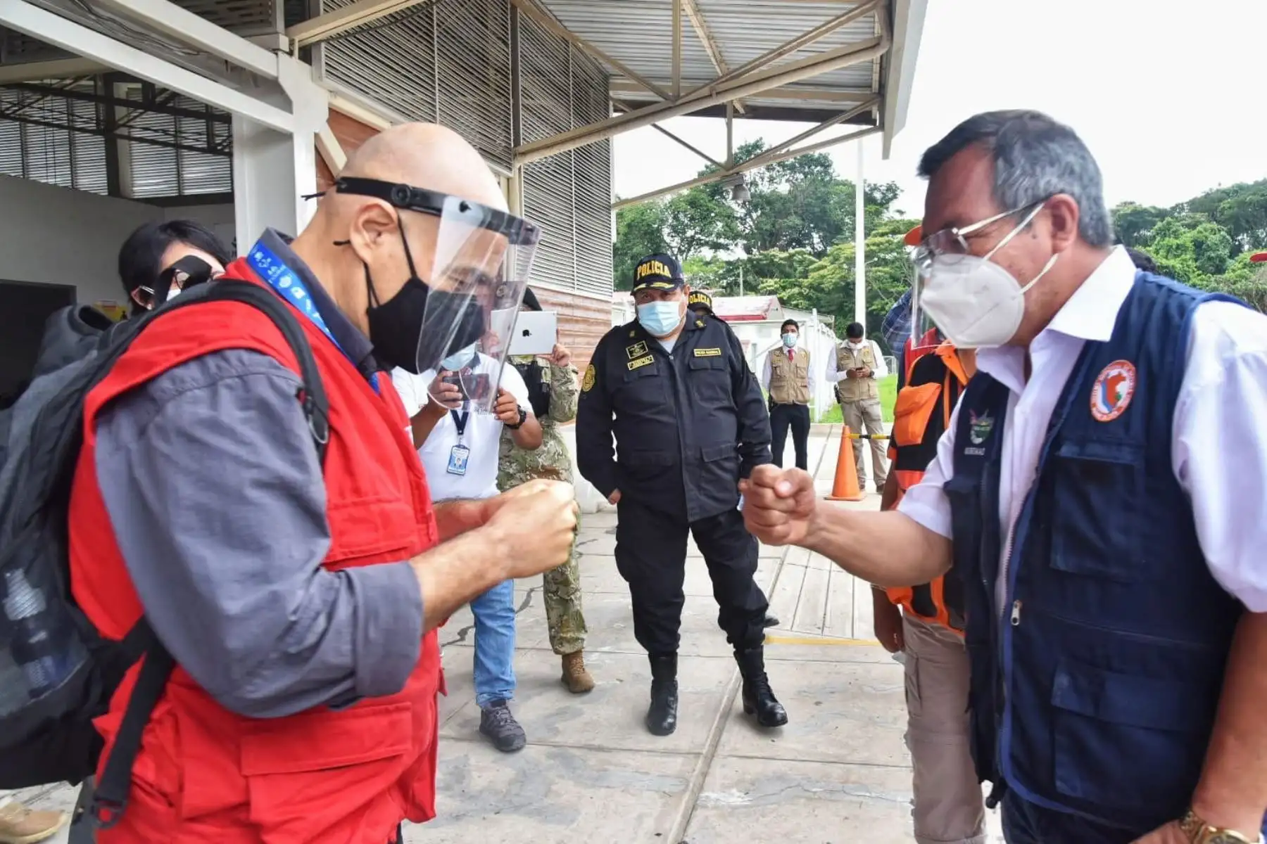 Ministro del Ambiente, Gabriel Quijandría llega a Madre de Dios y se reúne con autoridades locales para evaluar y articular acciones de ayuda a los damnificados por las inundaciones.
Foto: Minam