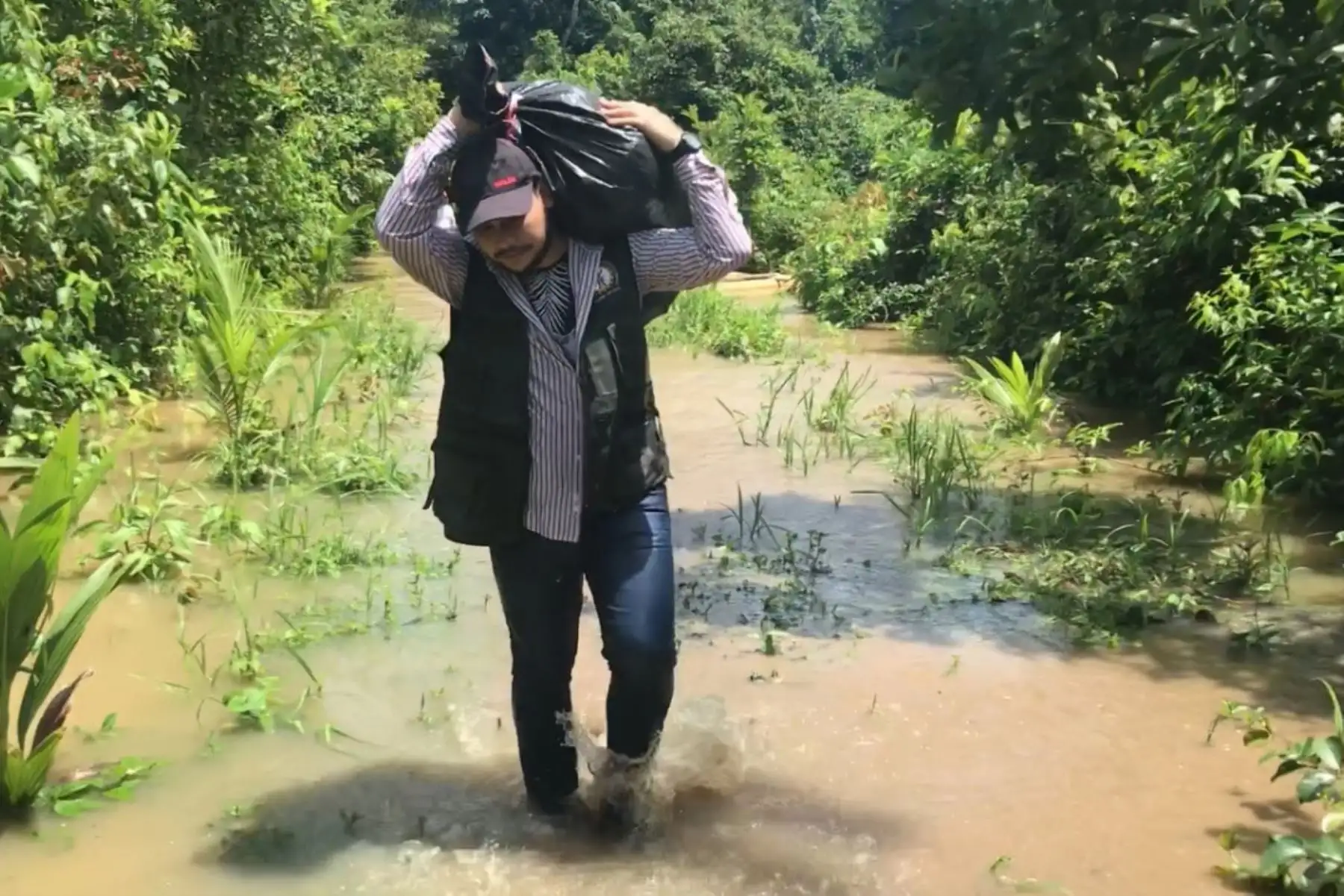 Entrega de víveres a familias afectadas por las inundaciones en Madre de Dios,  en el sector La Cachuela.
Foto: Gobierno Regional de Madre de Dios